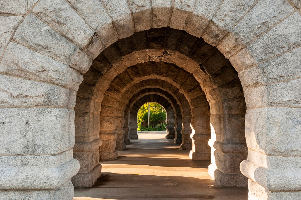 Papermoon Fototapete »TUNNEL-STEINWAND STEINMAUER STEINE STRUKTUR ALLEE DEKO«