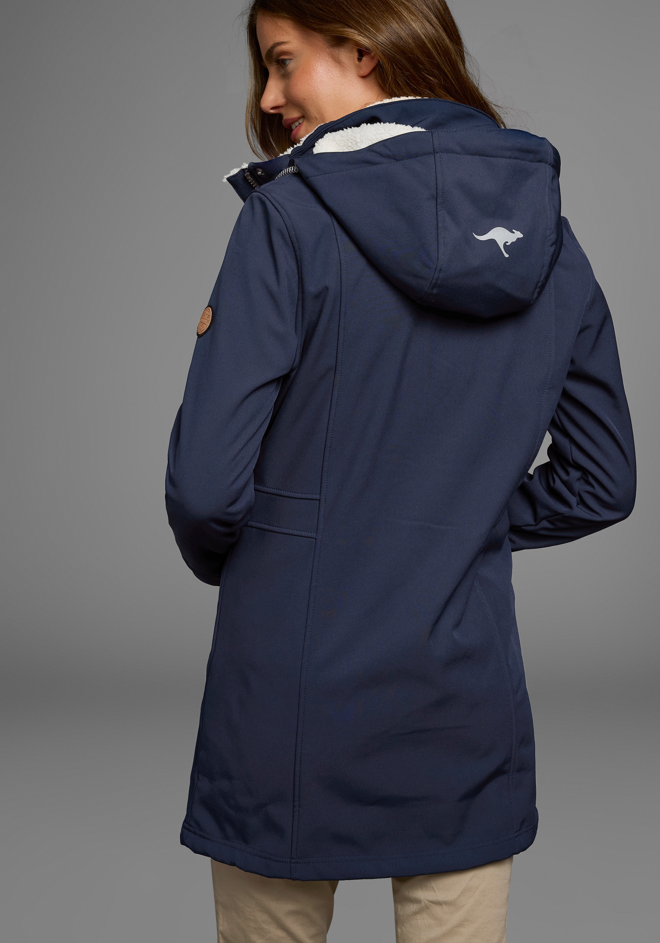 KangaROOS Softshelljacke, mit Kapuze, figurbetonte Passform, normaler Schnitt, mit abnehmbarer Kapuze