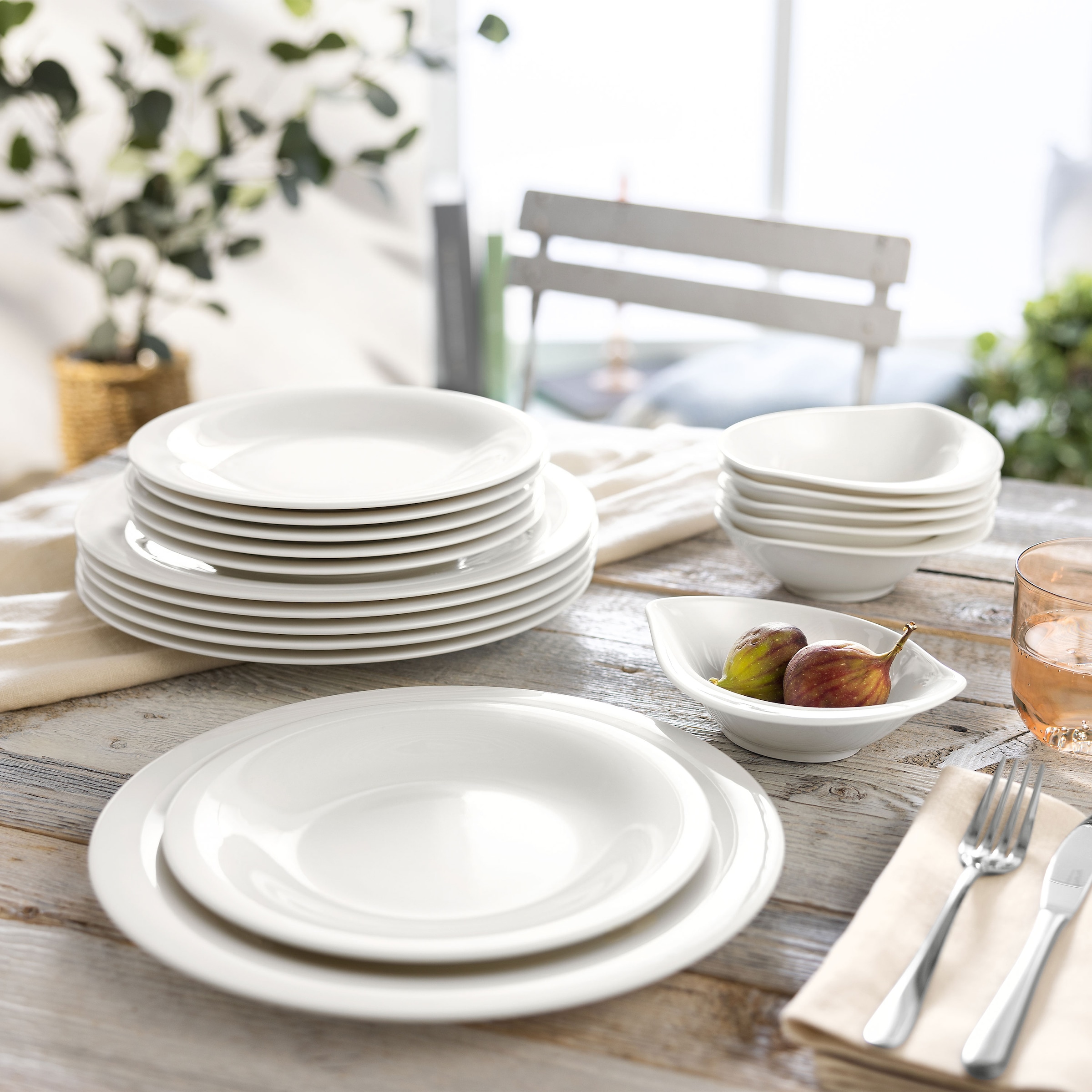 vivo Villeroy & Boch Group Geschirr-Set »Essential White«, (Set, 18 tlg., 6x Speiseteller 27cm, 6x Frühstücksteller 22cm, 6x Müslischale 16x14cm), Made in Germany, Fine China Porzellan