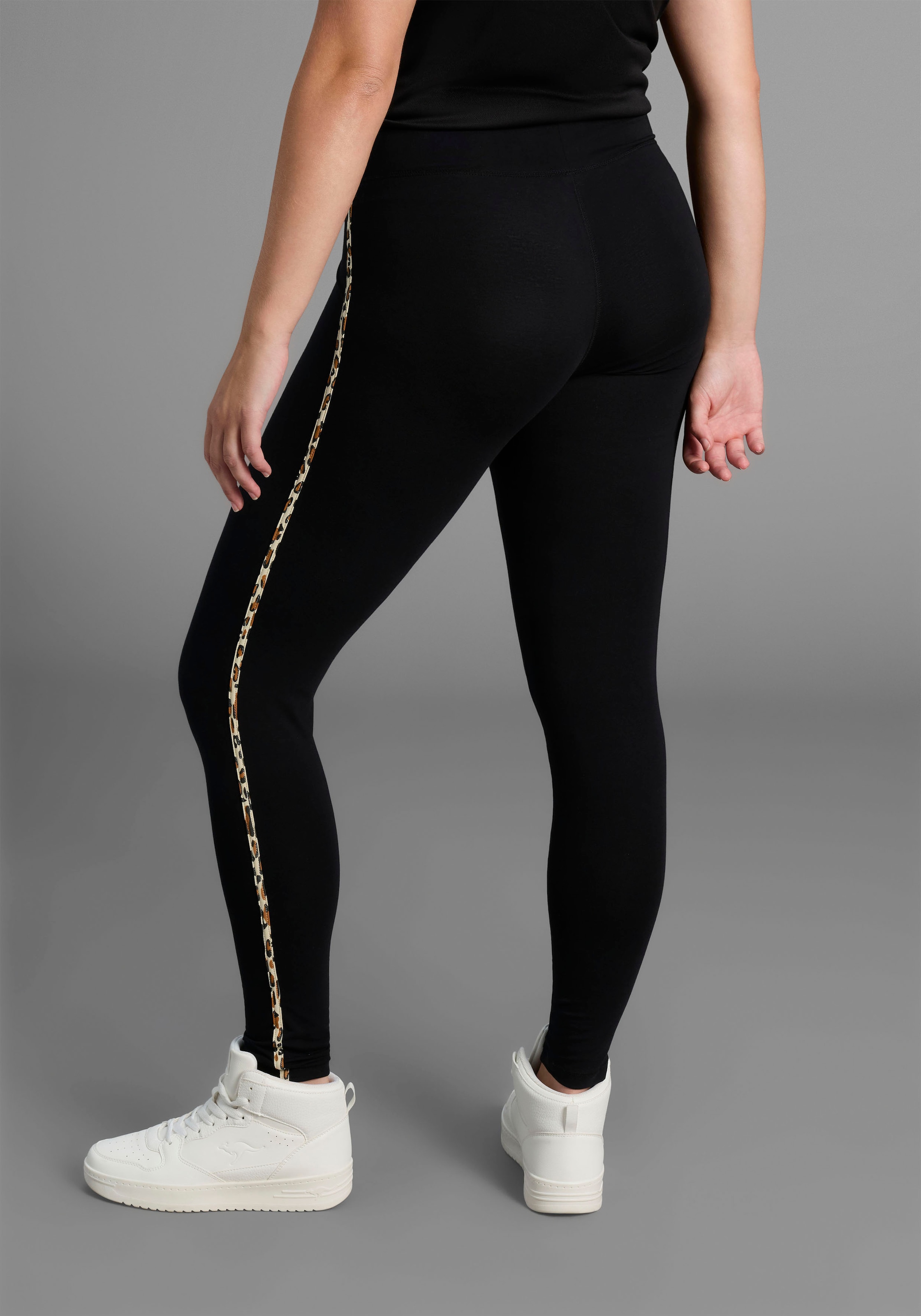 KangaROOS Leggings, mit seitlichen Streifen im Leo-Print, große Größen
