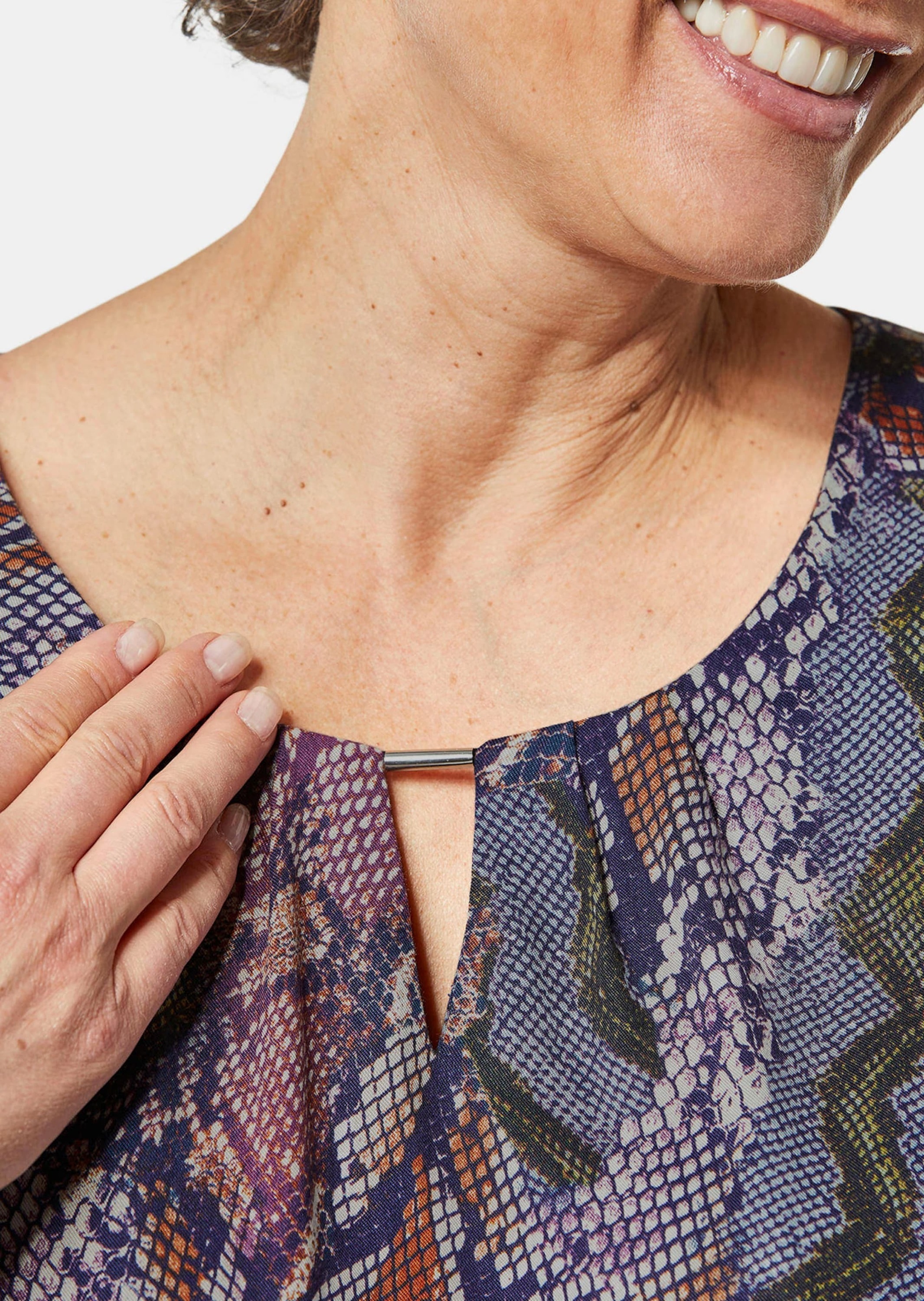 GOLDNER Druckbluse »Druckbluse mit raffinierter Ausschnittlösung«