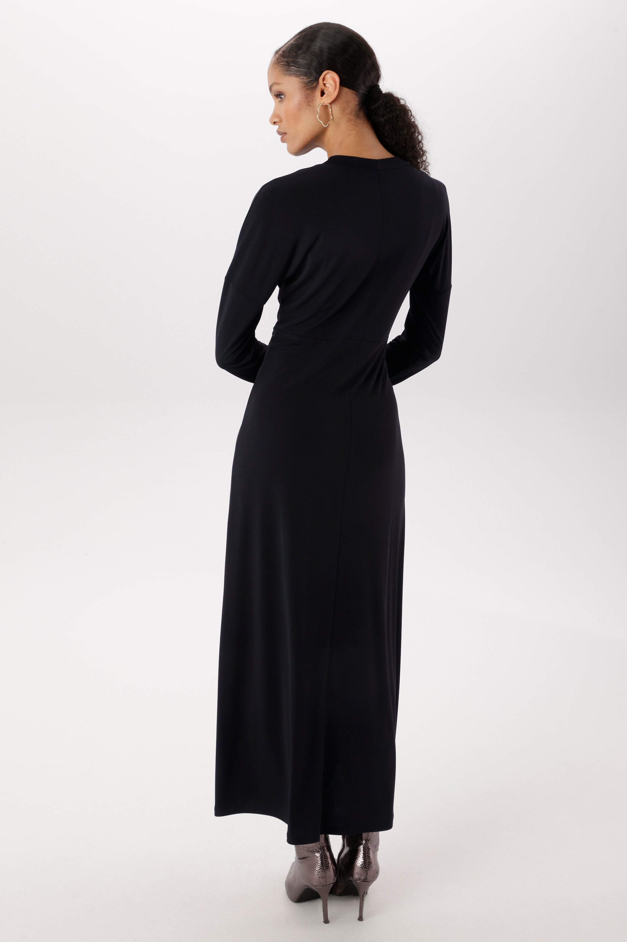 Aniston SELECTED Maxikleid schmeichelnde Raffung mit dekorativer Brosche - NEUE KOLLEKTION