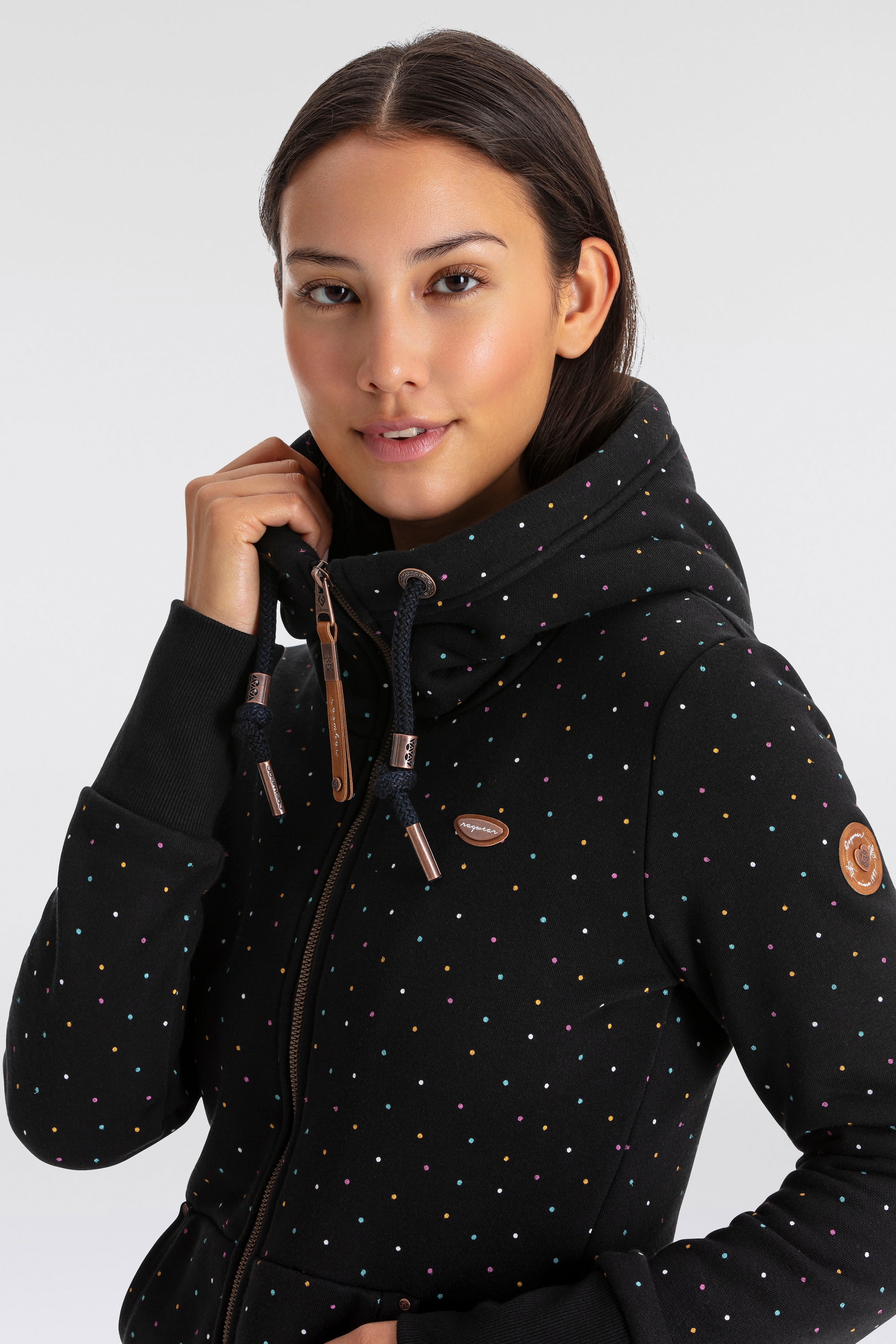 Ragwear Kapuzensweatjacke »NESKA DOTS MULTICOLOR ZIP O«, Longsleeve Jacke im Multicolor-Allover-Dots-Print-Design