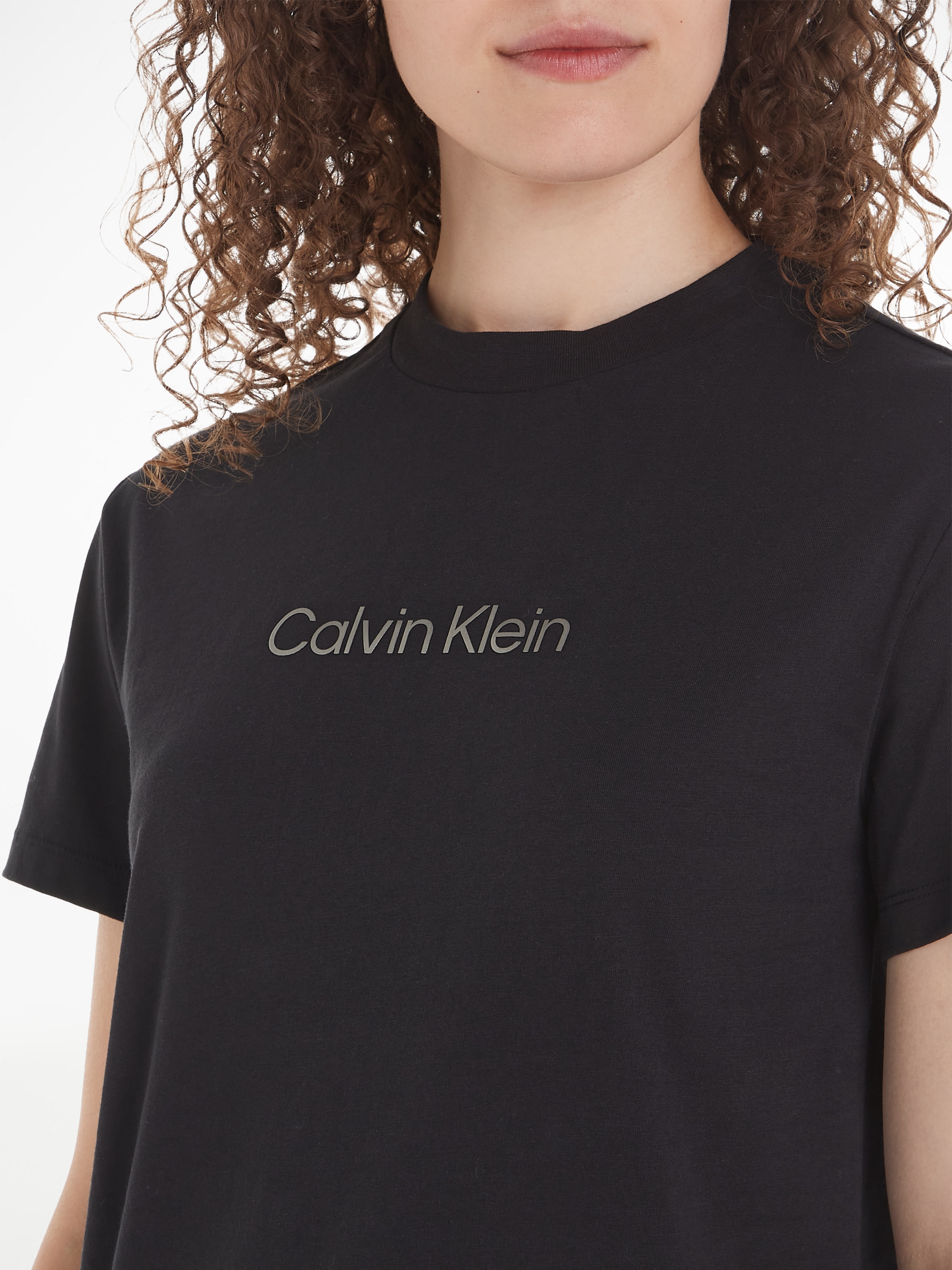 Calvin Klein T-Shirt T-SHIRT«, bei der mit Klein »HERO auf online Brust LOGO OTTO Print Calvin METALLIC
