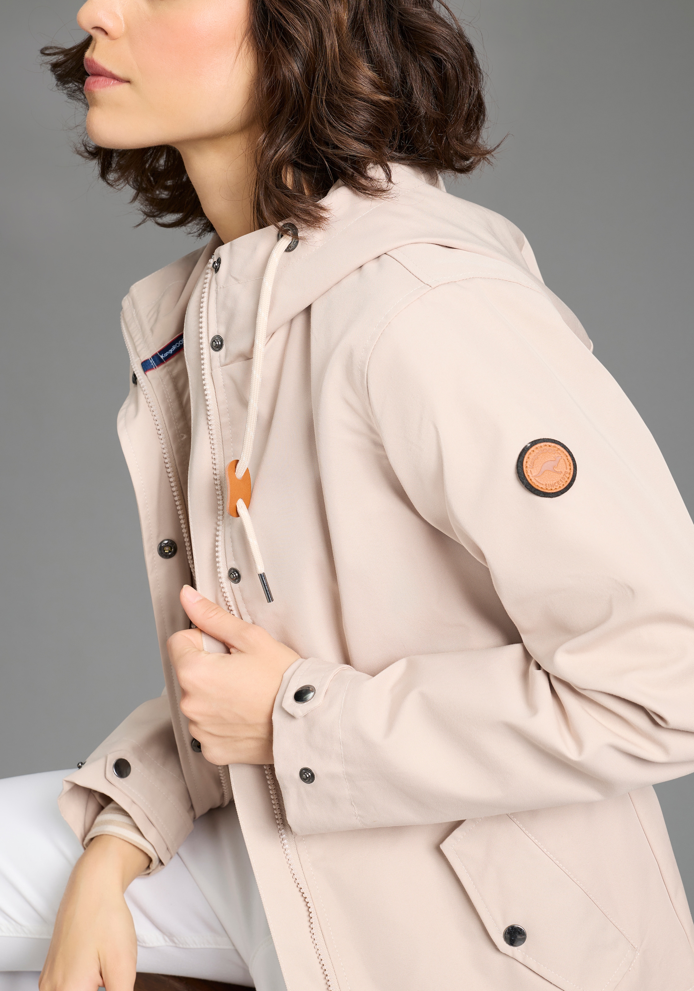 KangaROOS Outdoorjacke mit Kapuze Übergangsjacke  gefütterte Kapuze, Kordelzug, Klappentaschen