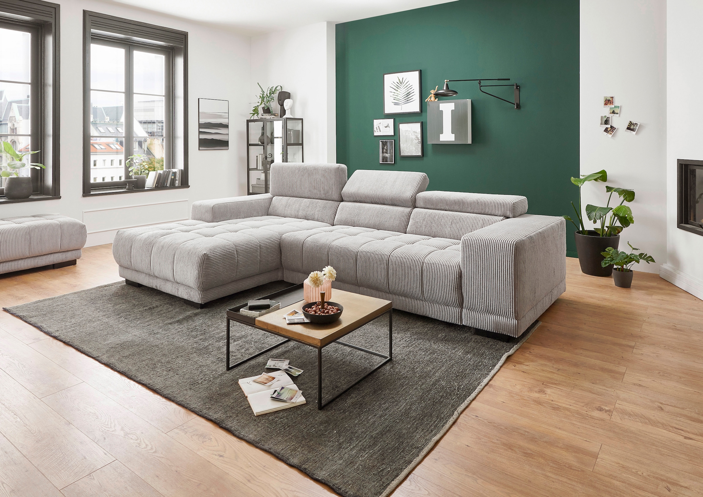 Die PlanBar Ecksofa »MP-IN15053 L-Form schmaler Schenkel« wahlweise mit Kopfteilverstellung und manueller Vorziehbank