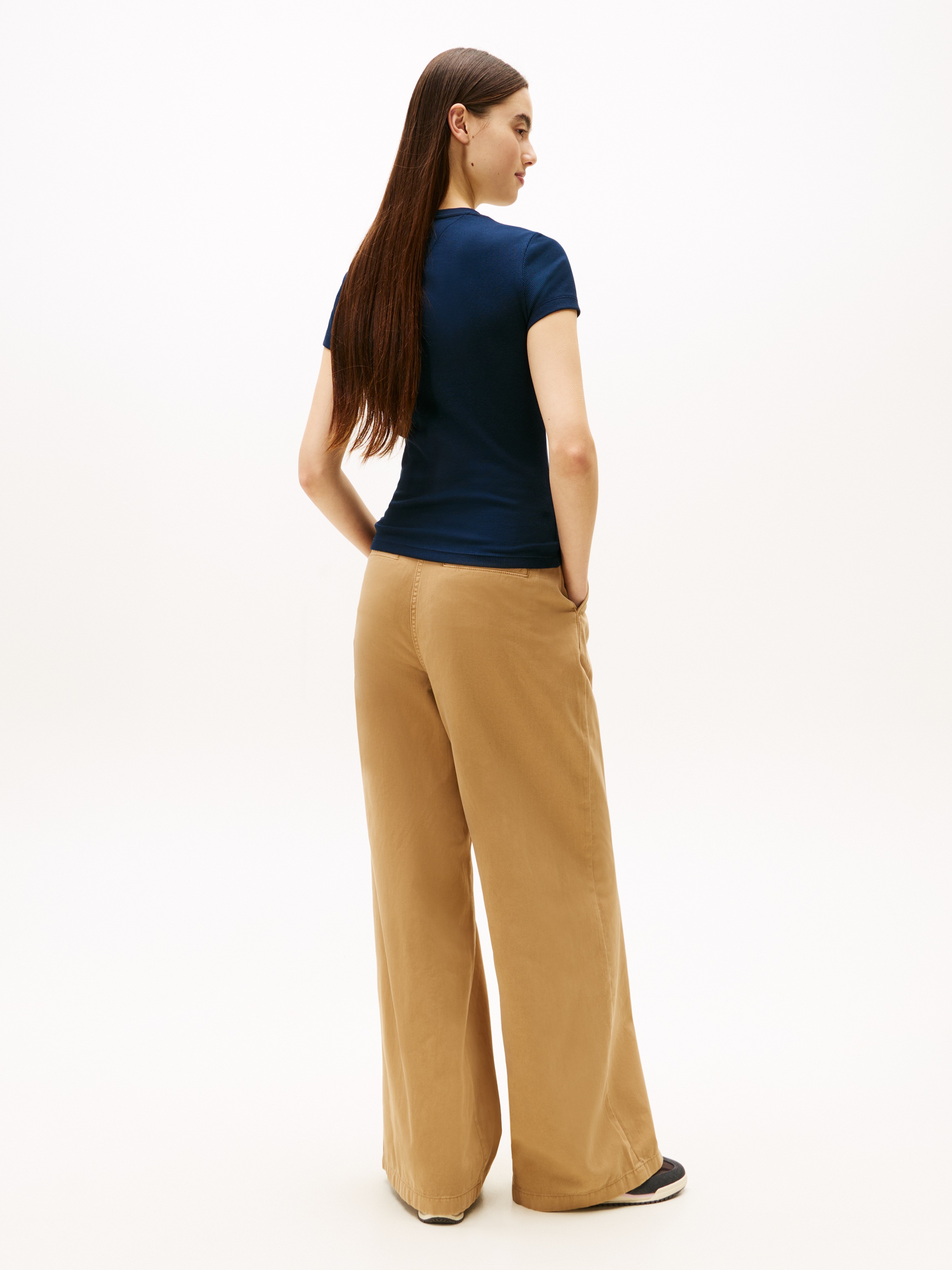 Tommy Jeans Kurzarmshirt »TJW SLIM ESS LOGO 1 RIB TEE EXT« in gerippter Struktur