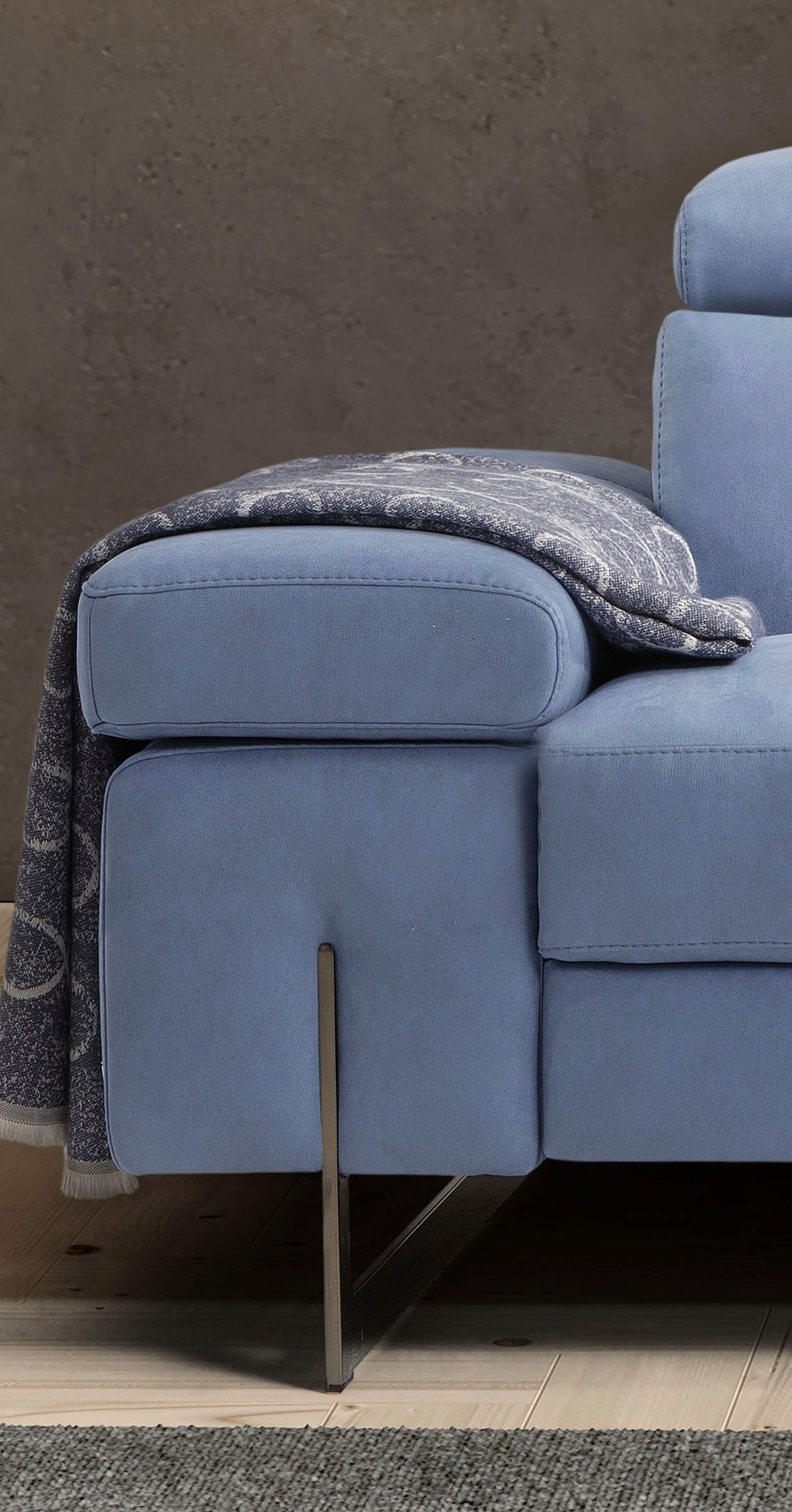 Egoitaliano 2,5-Sitzer »Candice, elegant und edel, hochwertiges Designsofa, bequem«, Kopfteile manuell verstellbar, titanumfarbene Kufenfüße
