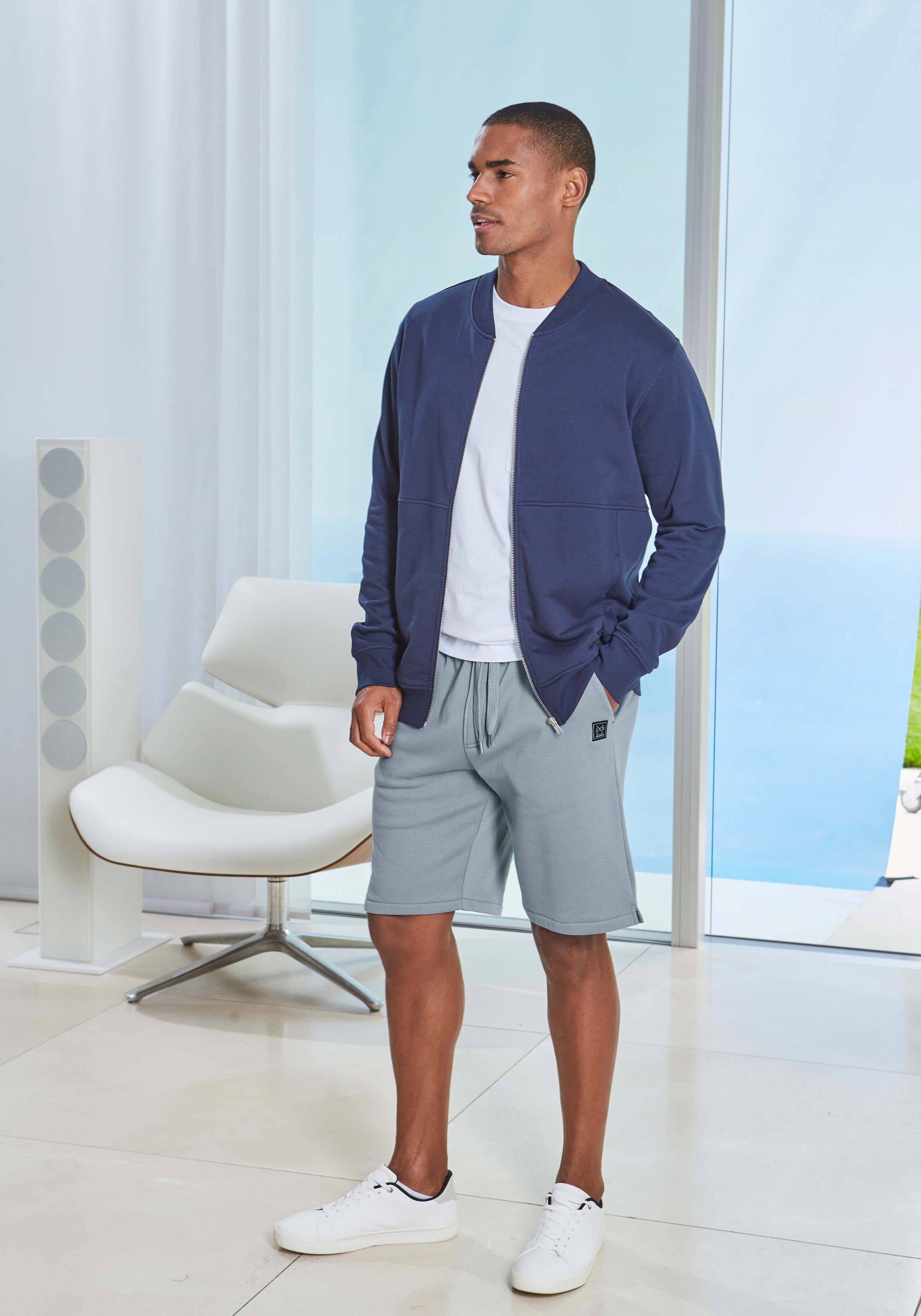 John Devin Sweatshorts »- kurze Hose aus innen angerauter Sweatware«  mit breiter Kordel und seitlichen Taschen