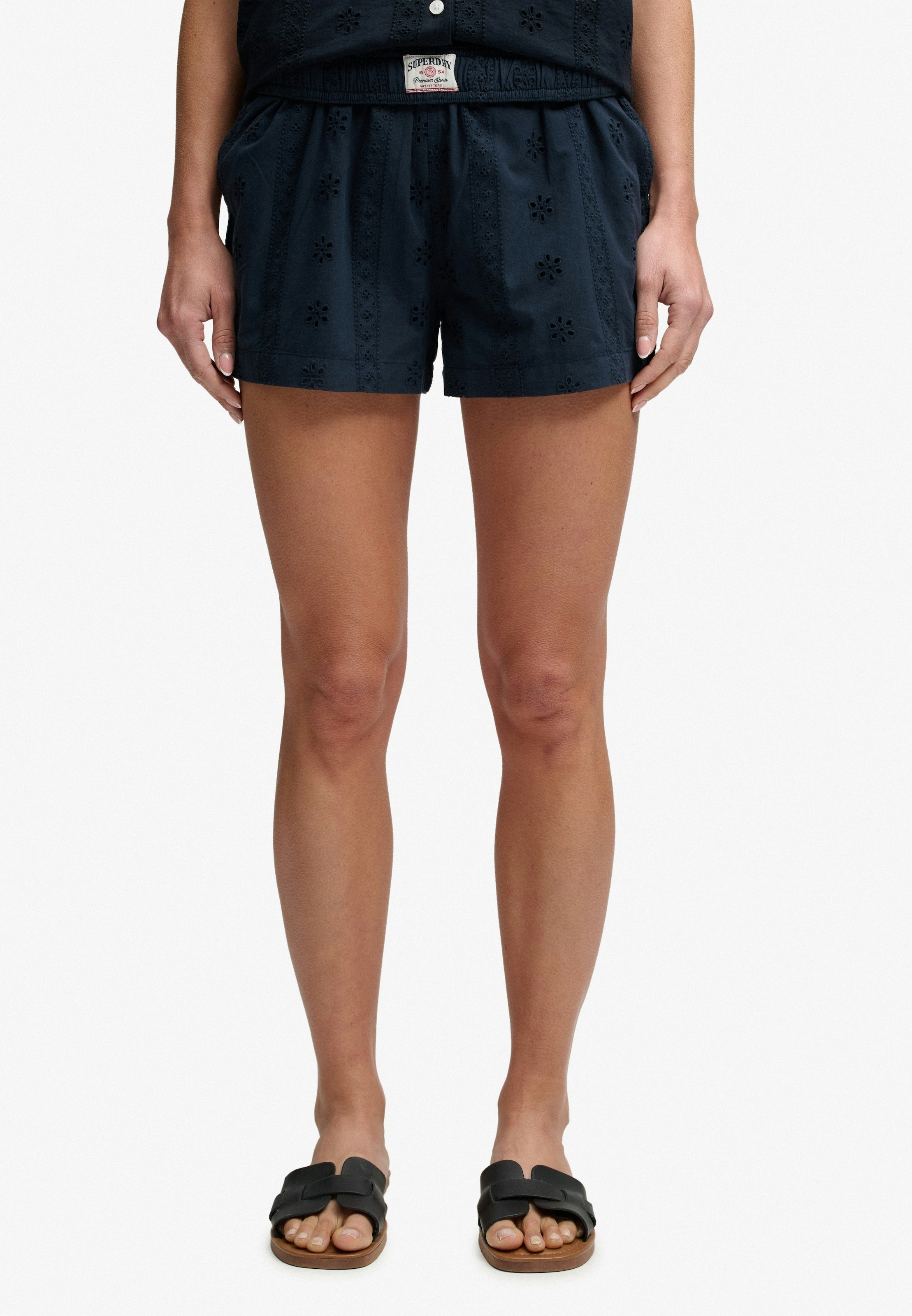Superdry Shorts »COTTON BRODERIE BEACH SHORTS«  mit hübscher Lochstickerei