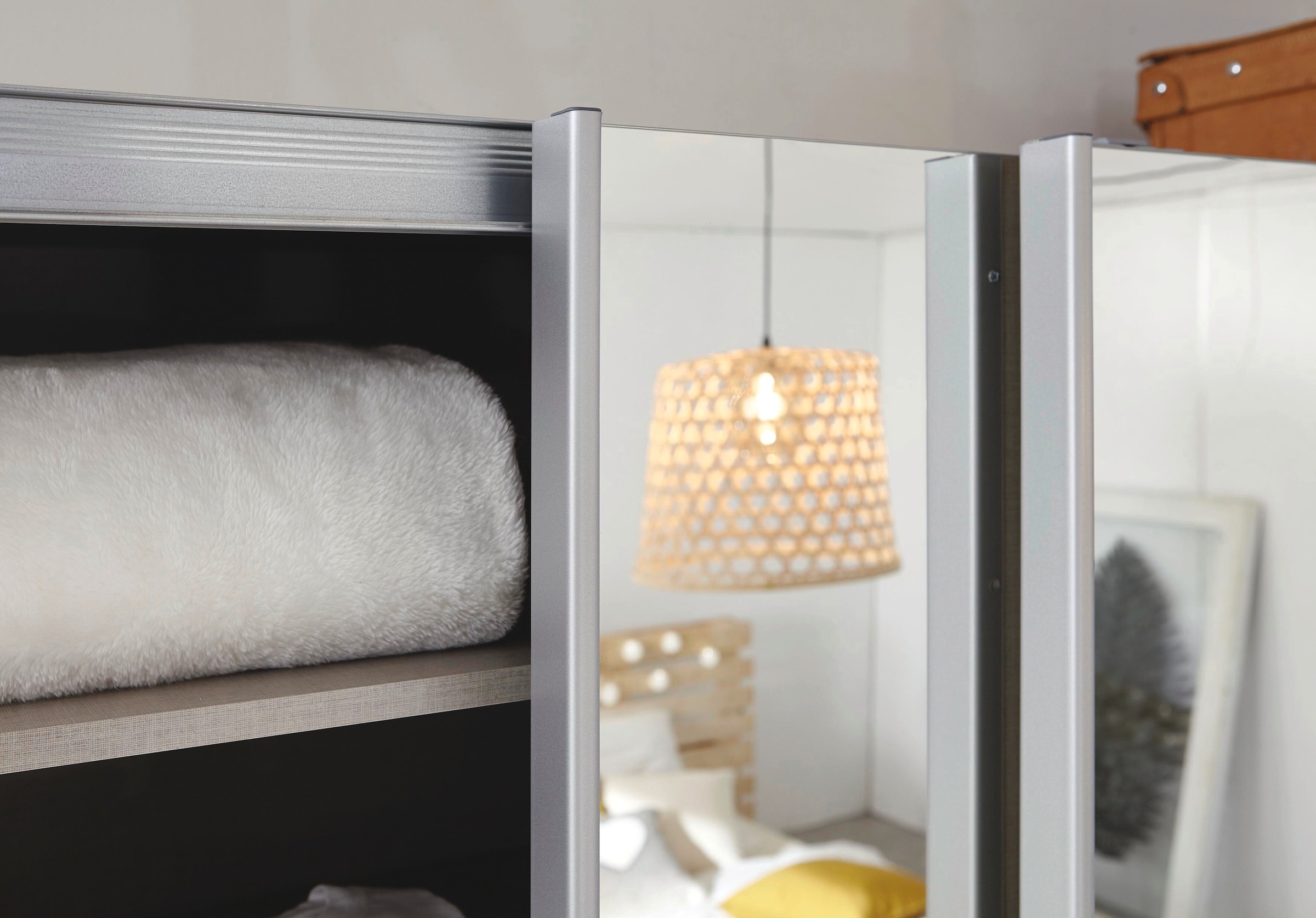 rauch Kleiderschrank »Schwebetürenschrank Schrank Garderobe Wäscheschrank ASTANA« 3 Ausstattungen BASIC/CLASSIC/PREMIUM (inkl. SOFT-CLOSE-FUNKTION),  großflächige Spiegelfront, B/H/T: 218/210/59 cm MADE IN GERMANY