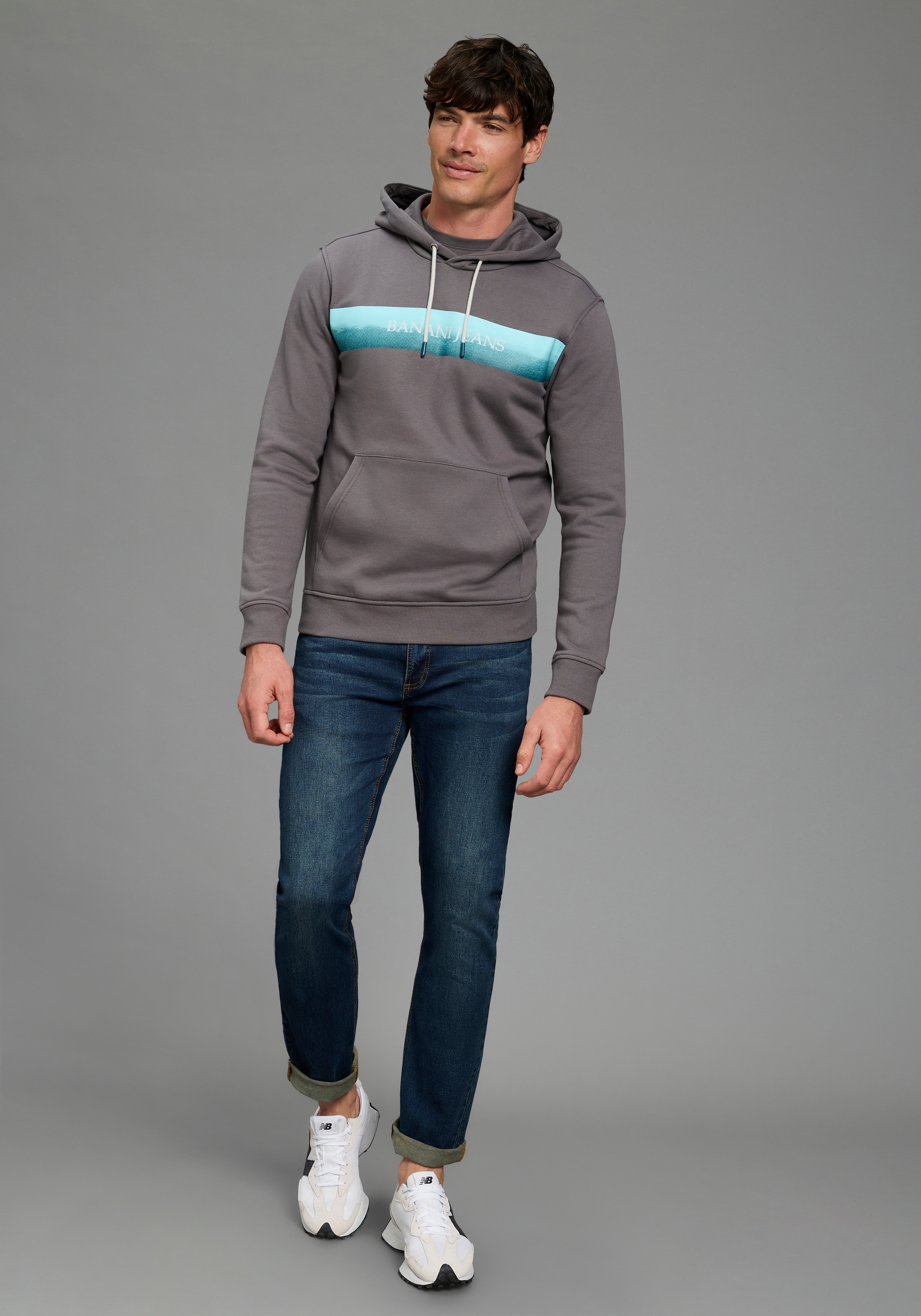 Bruno Banani Kapuzensweatshirt , mit Kapuze und Kordelzügen, mit Kängurutasche, schmale Passform
