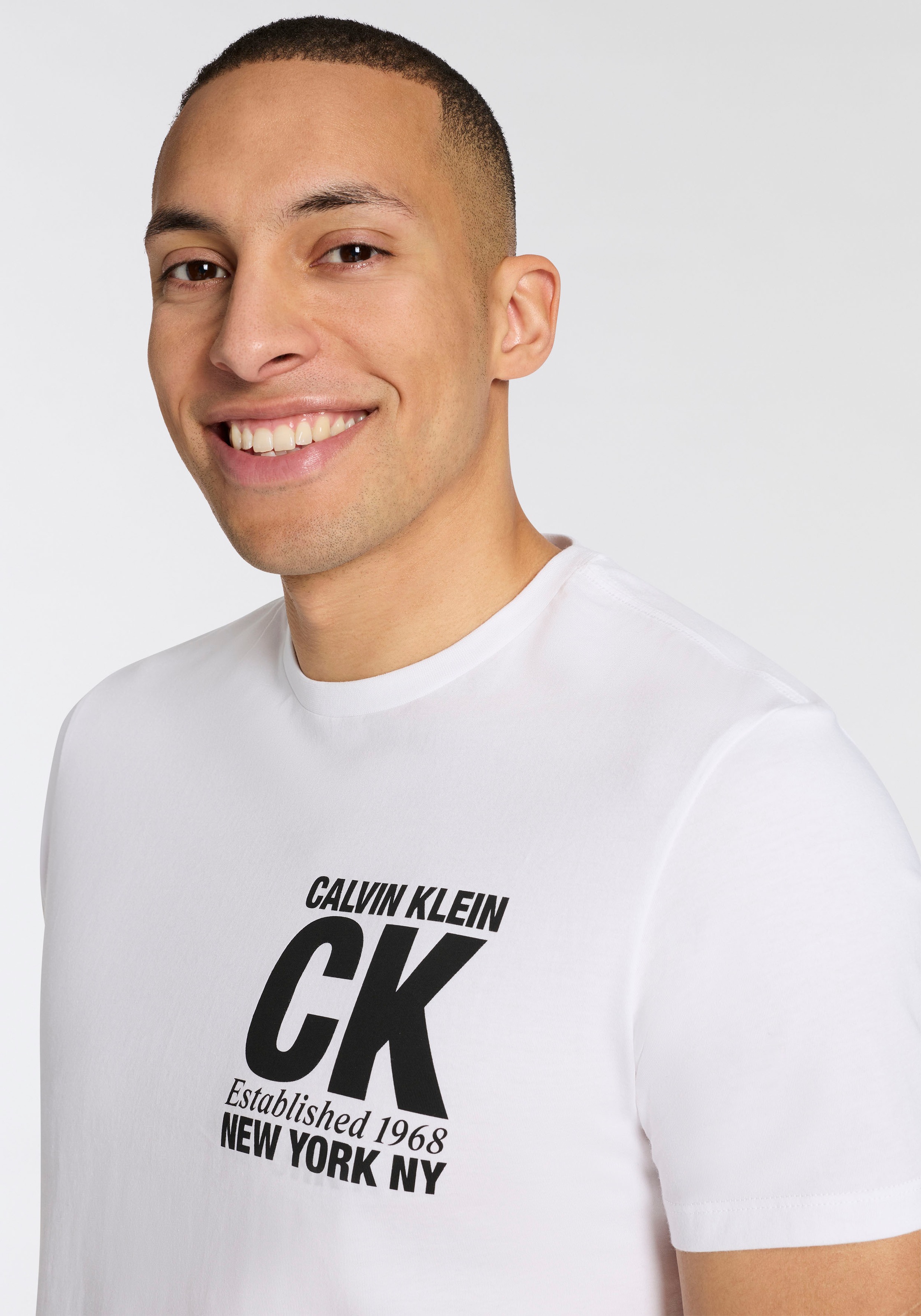 Calvin Klein T-Shirt Regular fit, mit Rundhalsausschnitt