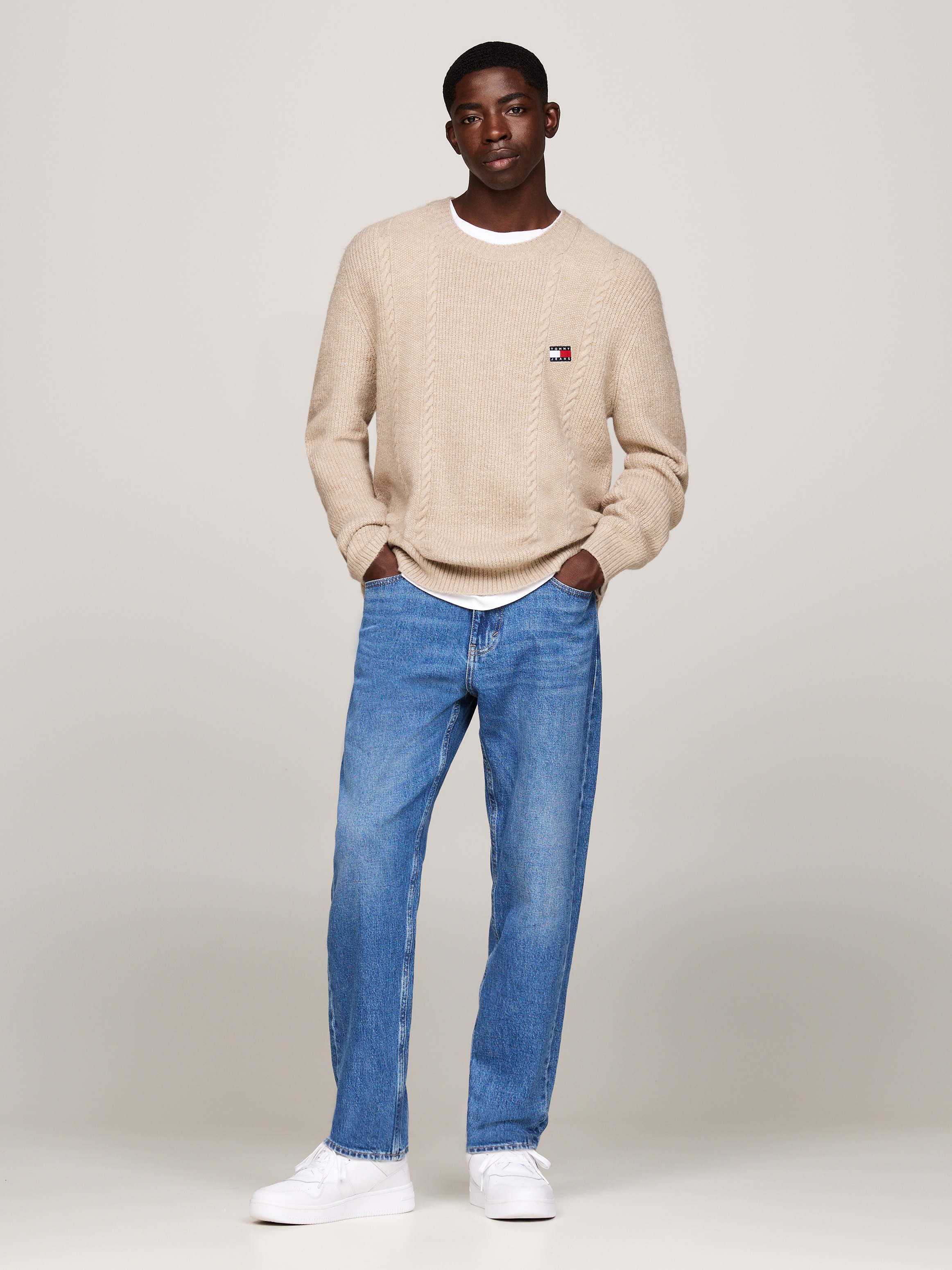 Tommy Jeans Sweatshirt »TJM SLIM CABLE KNIT CNECK«, mit bestickten Markenlogo, Strickmuster