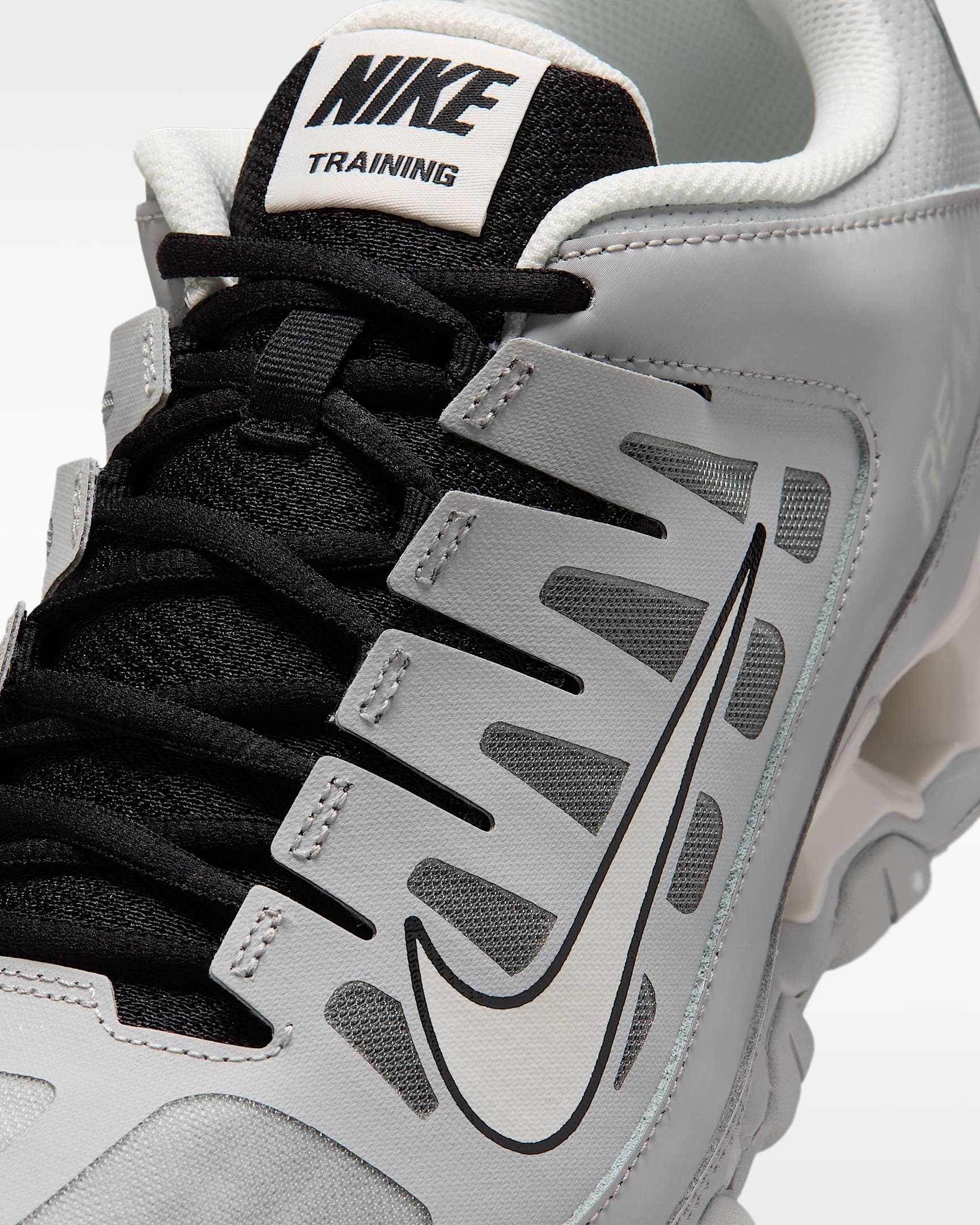 Nike Trainingsschuh »Reax 8 TR«  inspiriert vom Design des Nike Shox TL