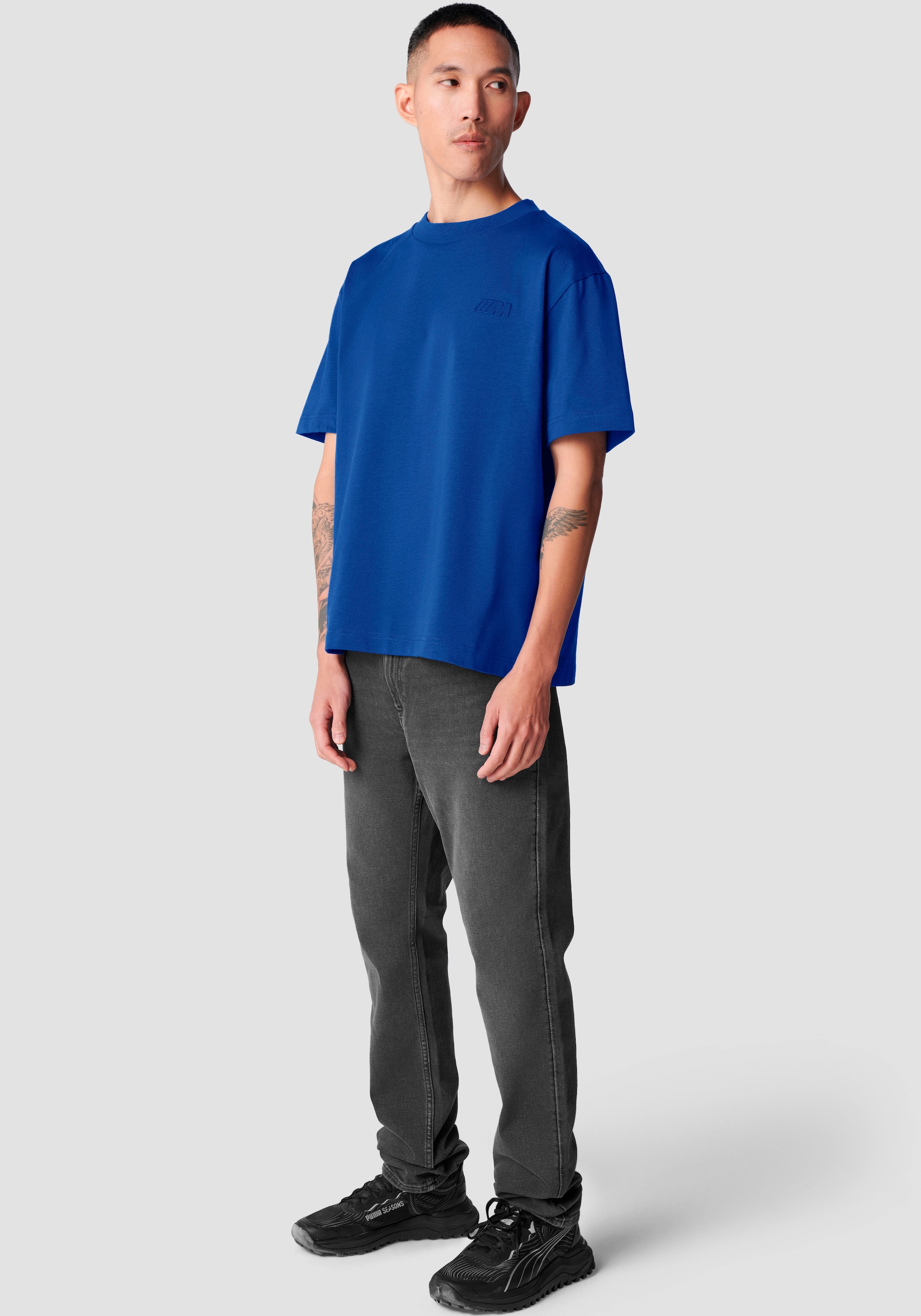 BMW T-Shirt mit Logostickerei auf Brusthöhe