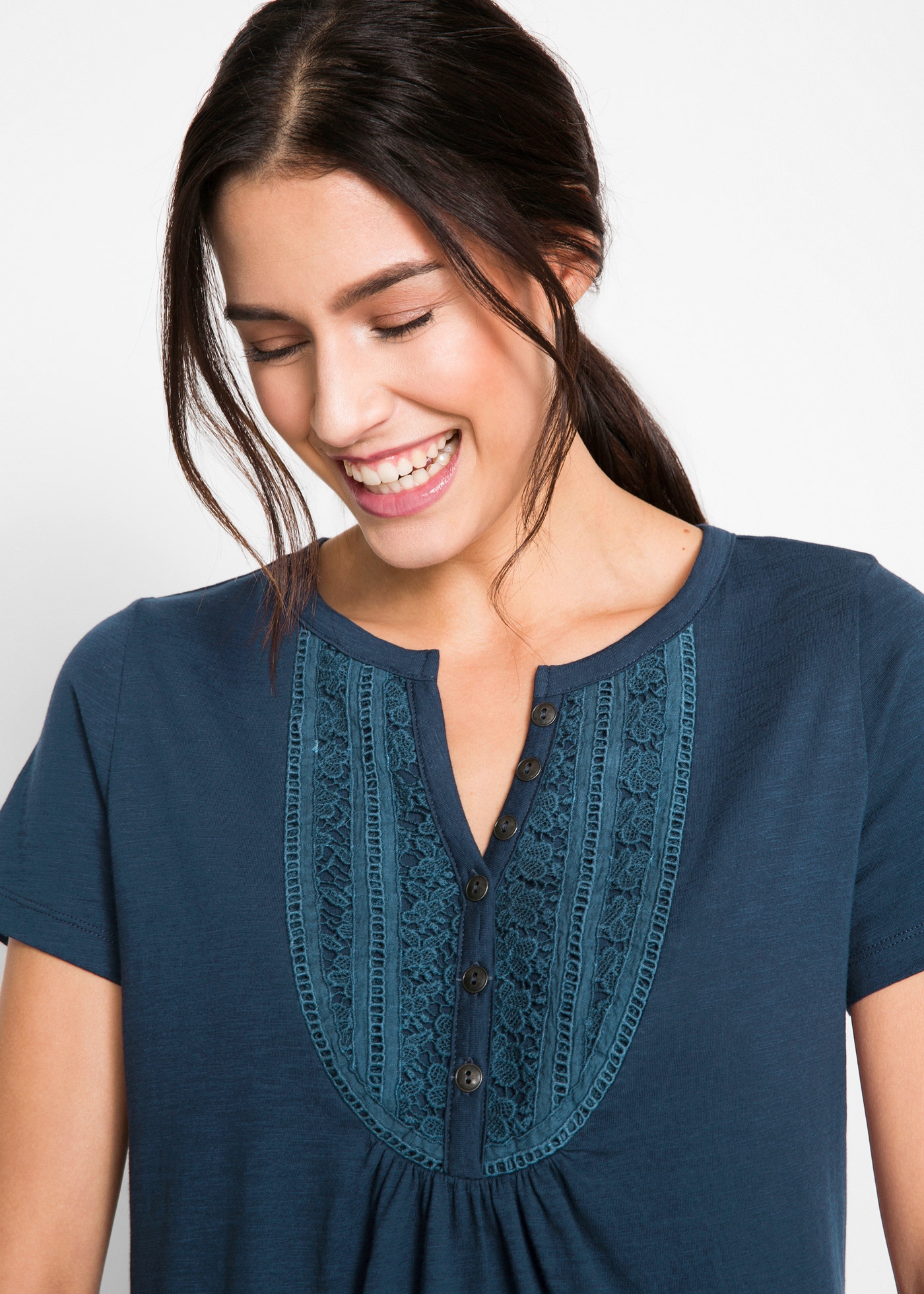 bonprix T-Shirt leicht ausgestellte Passform, Rundhals-Ausschnitt mit Zierknopfleiste