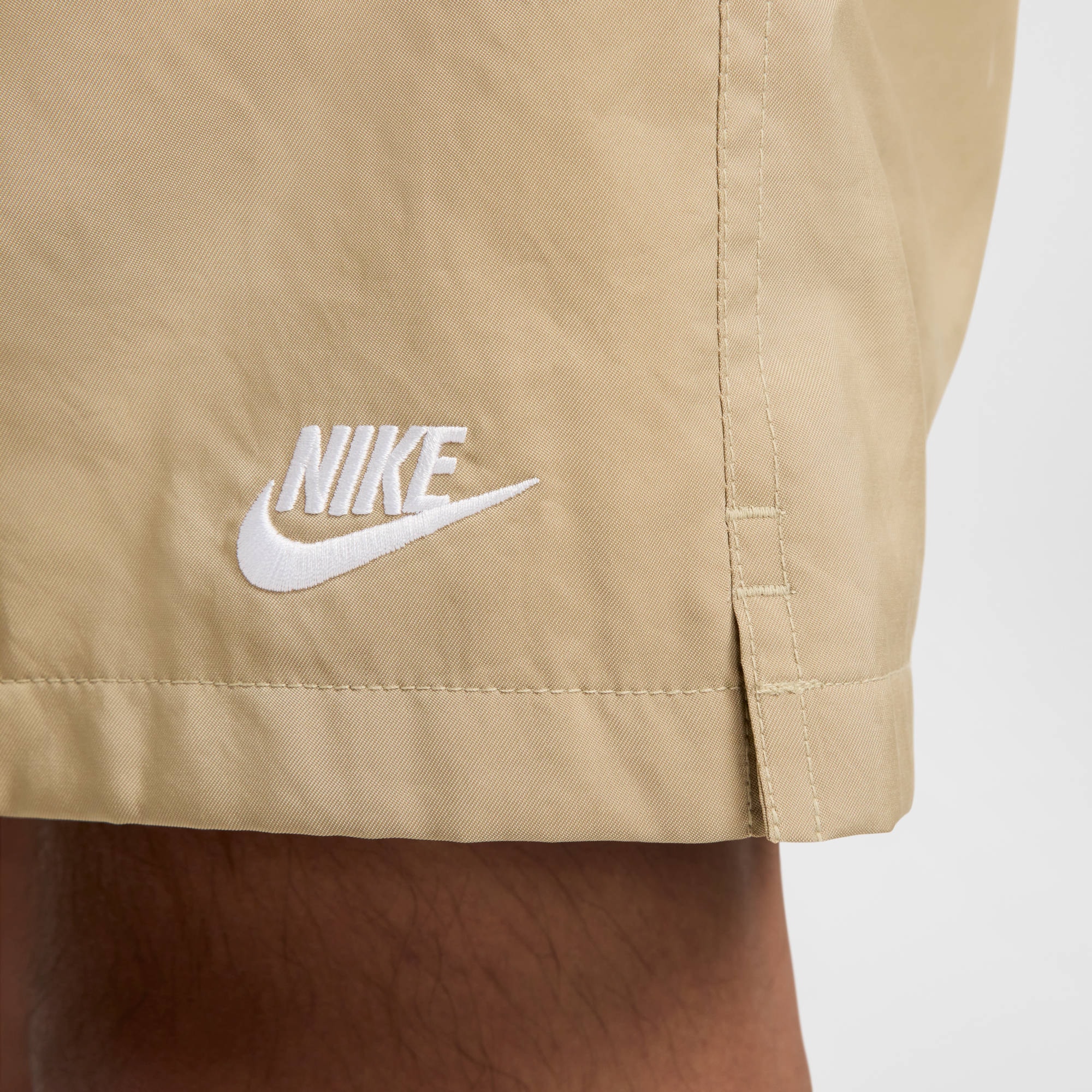 Nike Sportswear Shorts »Nike Club Men's Woven Flow Shorts«  mit Eingrifftaschen und Gesäßtasche, schnell trocknend, pflegeleicht