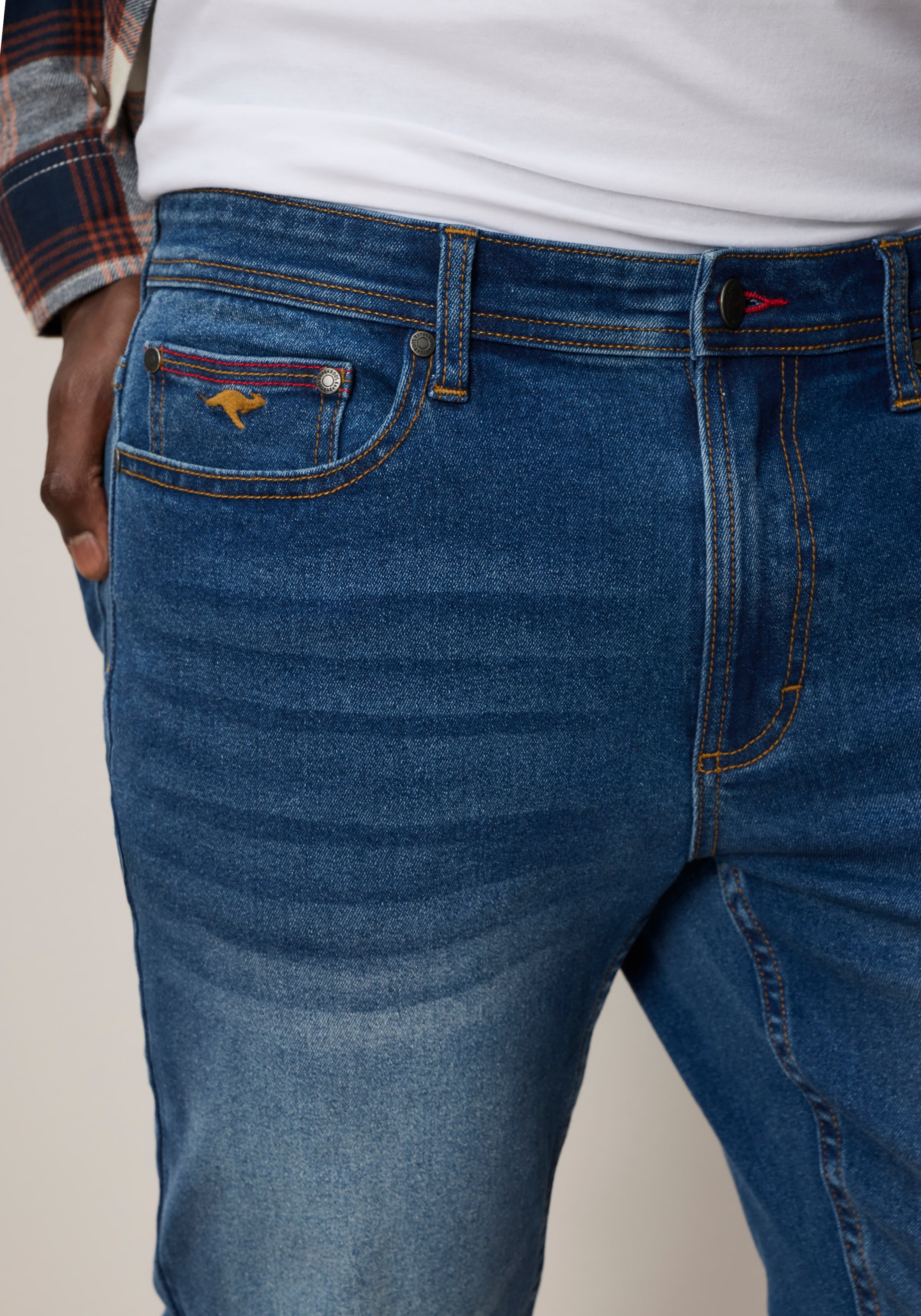 KangaROOS Straight-Jeans mit Reißverschluss und Knopf, niedrige Leibhöhe, lange Schnittform