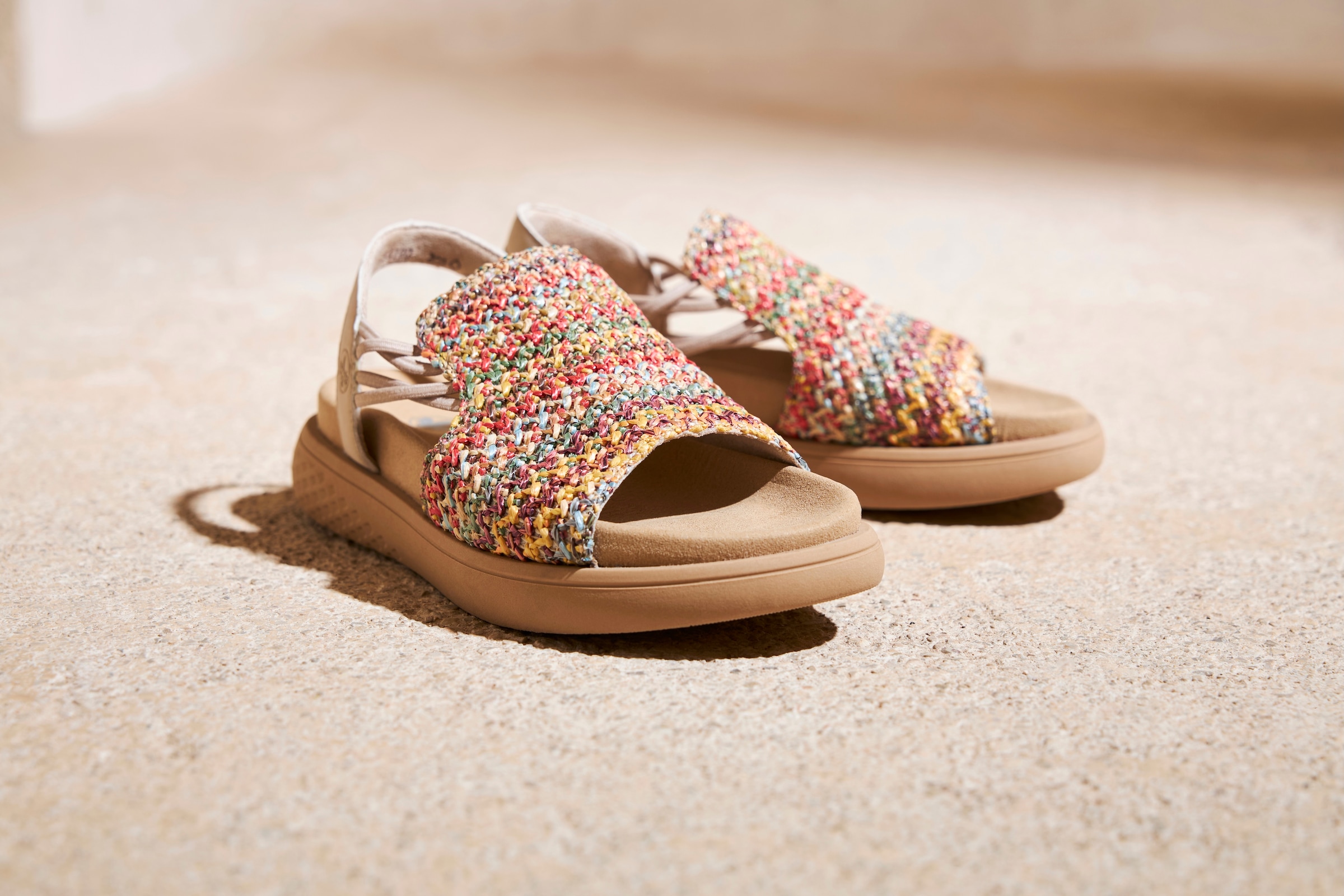 Rieker Plateausandale, Sommerschuh, Schlupfschuh, Urlaubschuh mit seitlichen Gummizügen