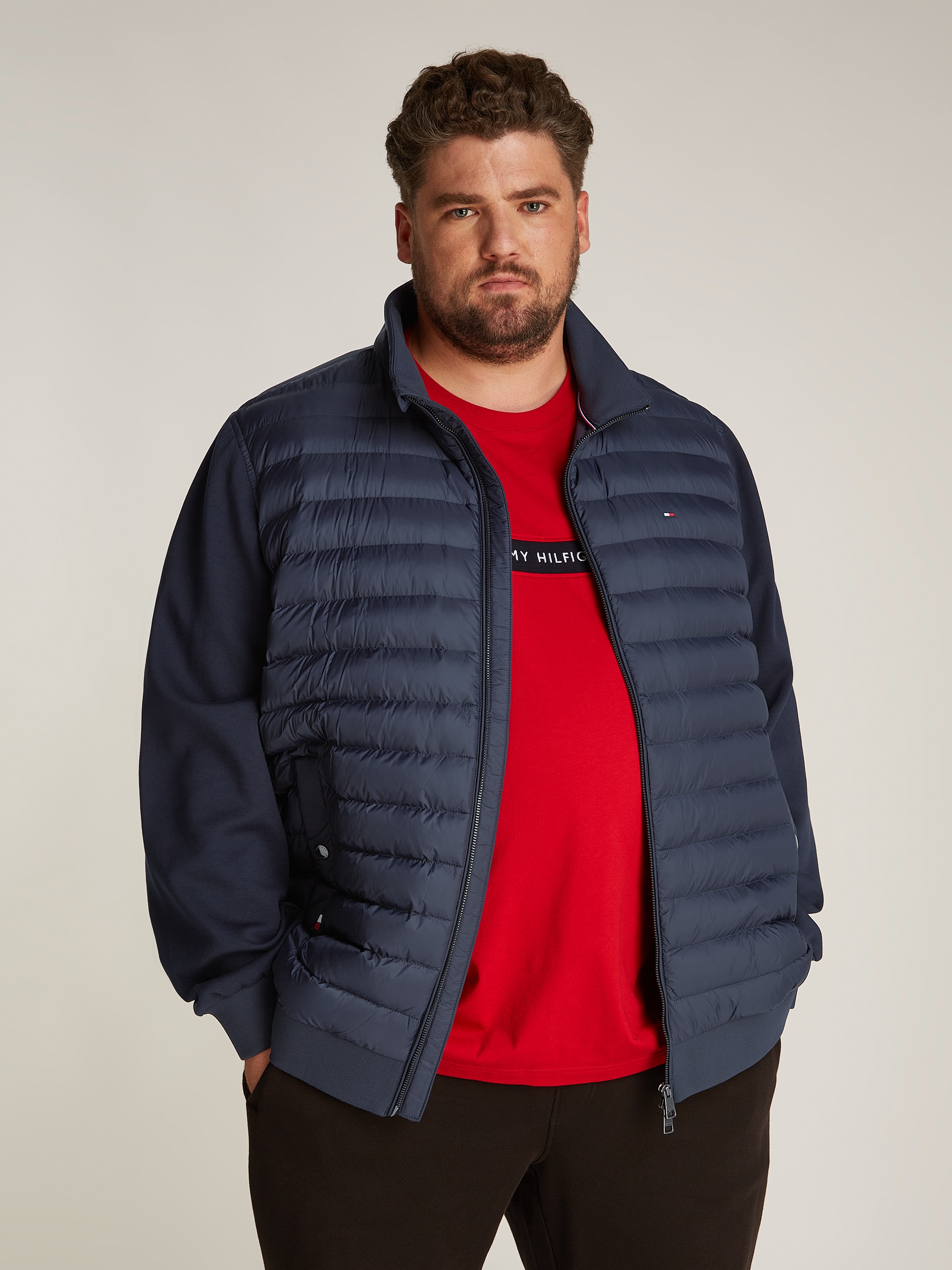 TOMMY HILFIGER Big & Tall Collegejacke »BT-MIX MEDIA STAND CLLR-B«, in Großen Größen, mit gesteppten Einsatz vorne