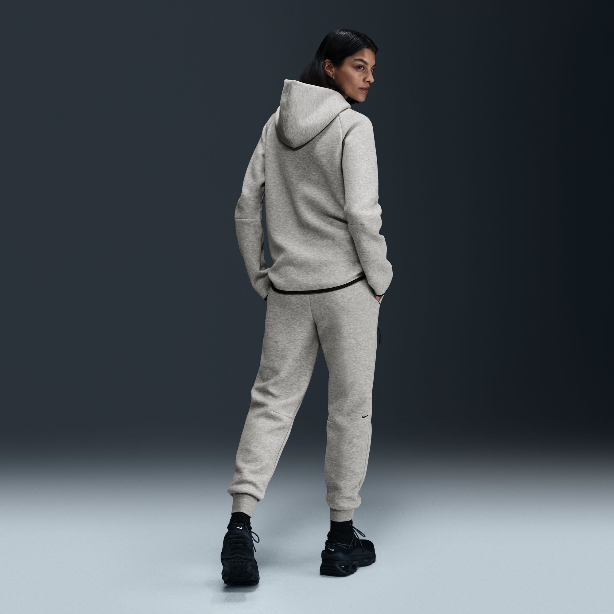 Nike Sportswear Sporthose »W NSW TCH FLC MR JGGER 2«  schnell trocknendes Material, atmungsaktiv, mit Kordelverschluss