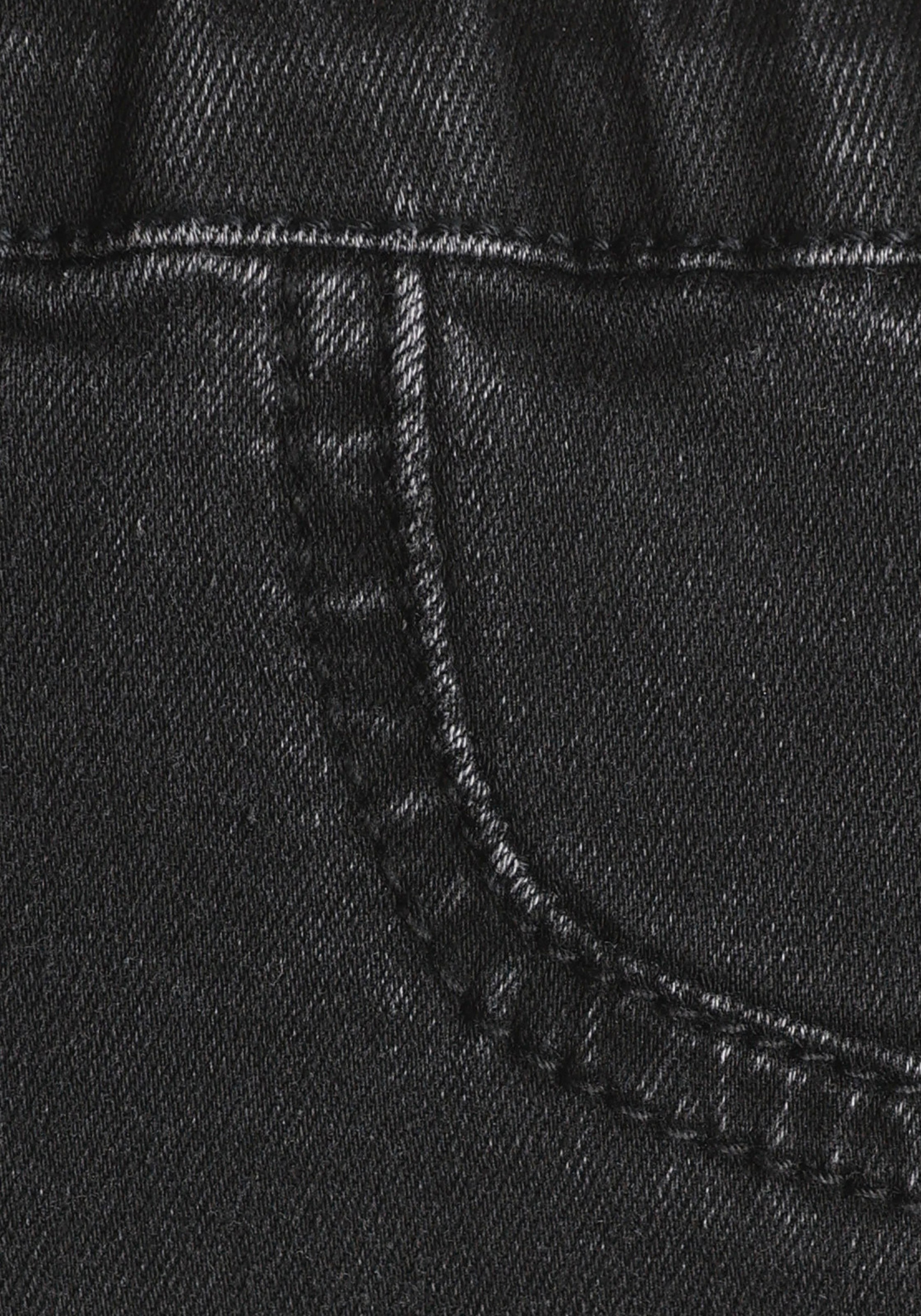 Buffalo Shorts, in elastischem Denim mit zwei Gesäßtaschen