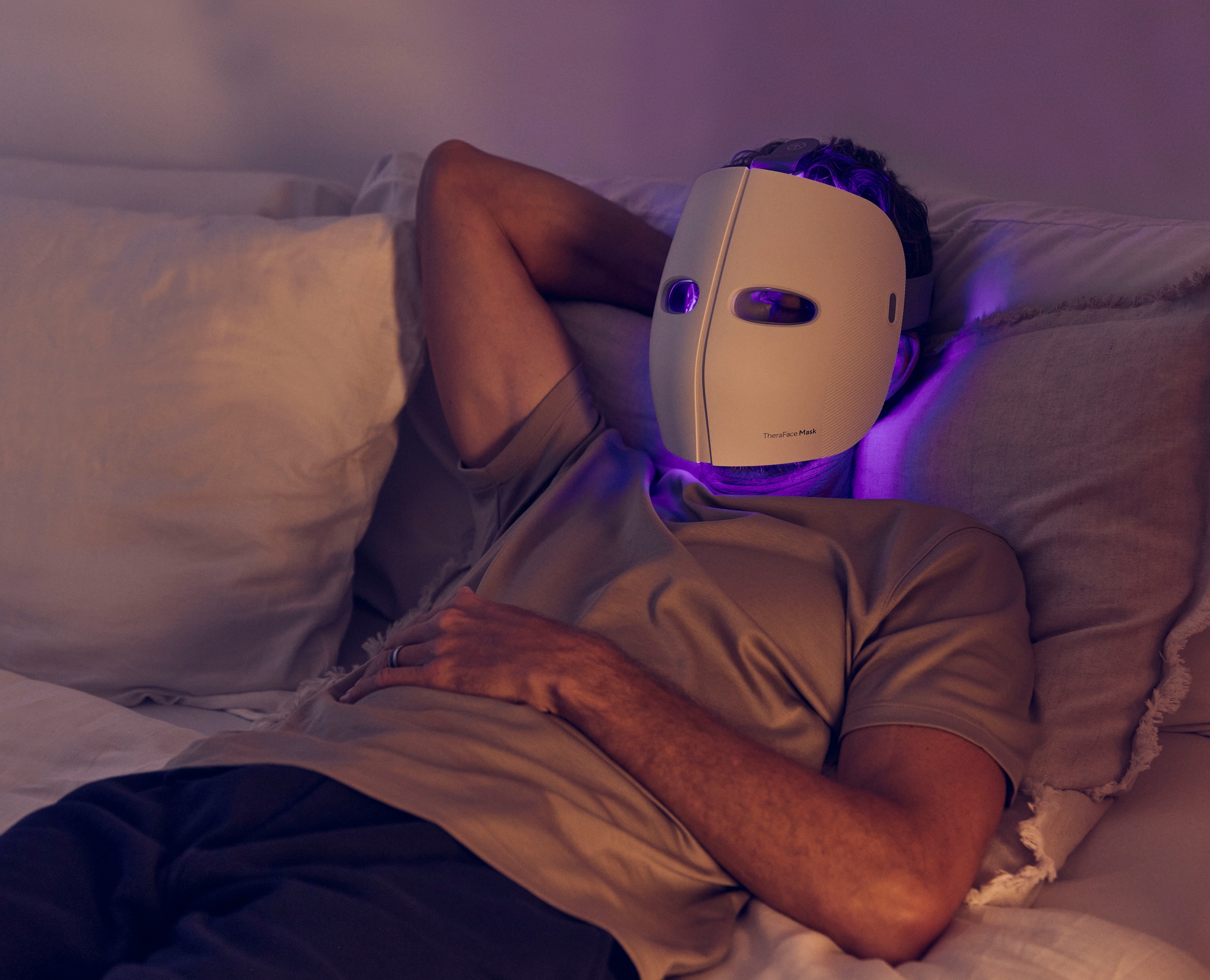 Therabody Kosmetikbehandlungsgerät »TheraFace Mask LED-Hautpflegemaske mit Vibrationstherapie«, Verbesserung der Hautstruktur, klinisch erwiesene Vorteile