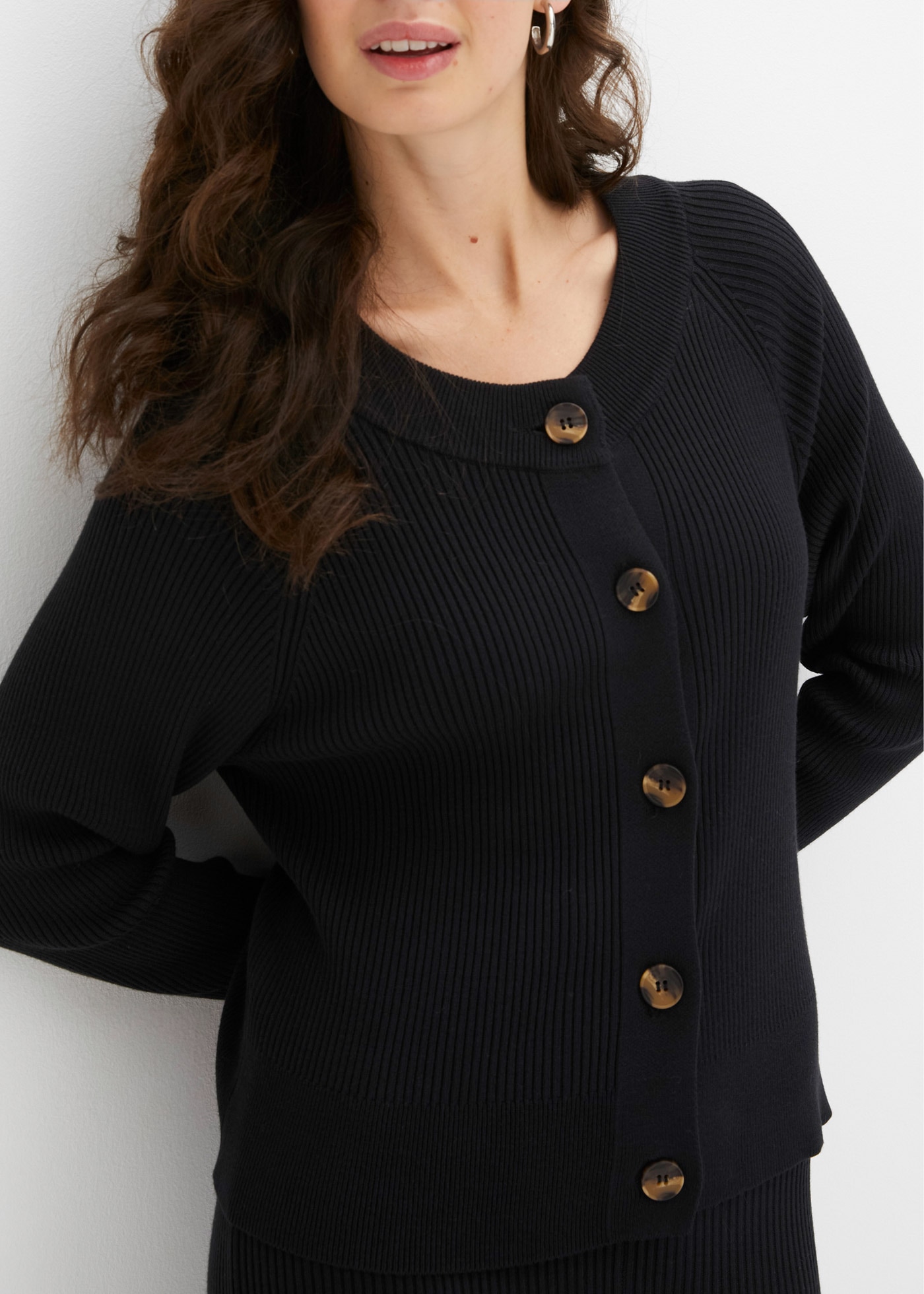 bonprix Strickjacke lässig geschnittene Passform, Ripp-Strickart, femininer Stil