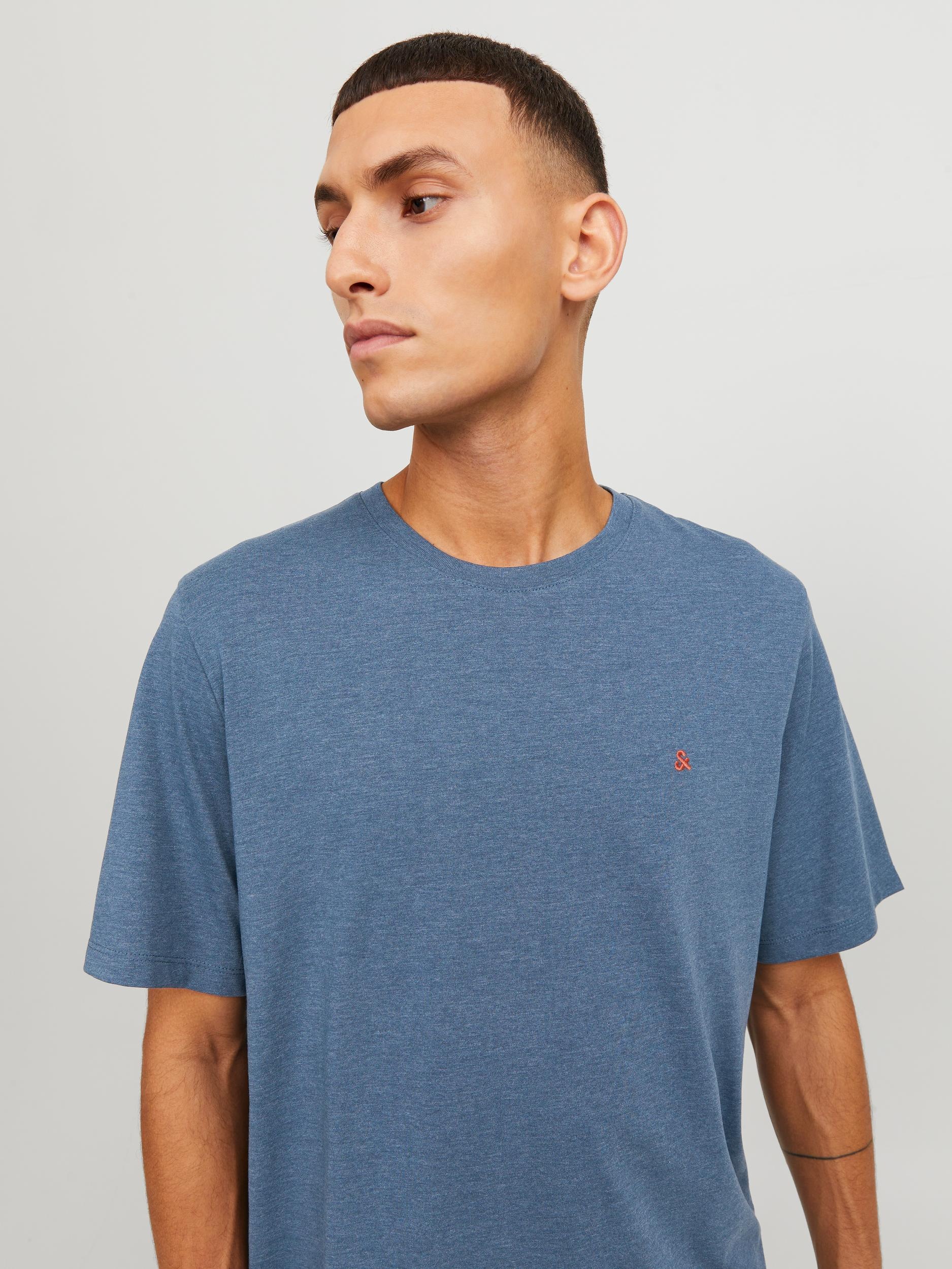 Jack & Jones Rundhalsshirt »JJEPAULOS TEE SS CREW NECK NOOS«, mit Logo Stickerei