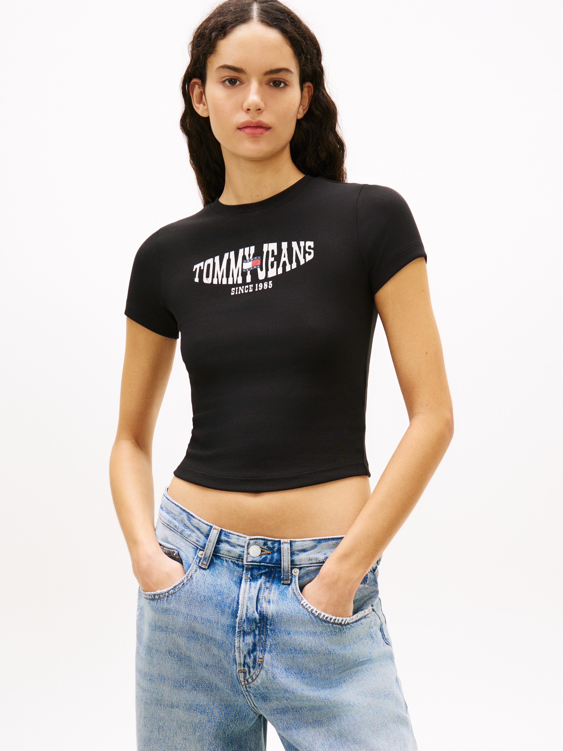 Tommy Jeans Kurzarmshirt »TJW SLIM SHORT WAVY FLAG SS TEE« mit Logoprint
