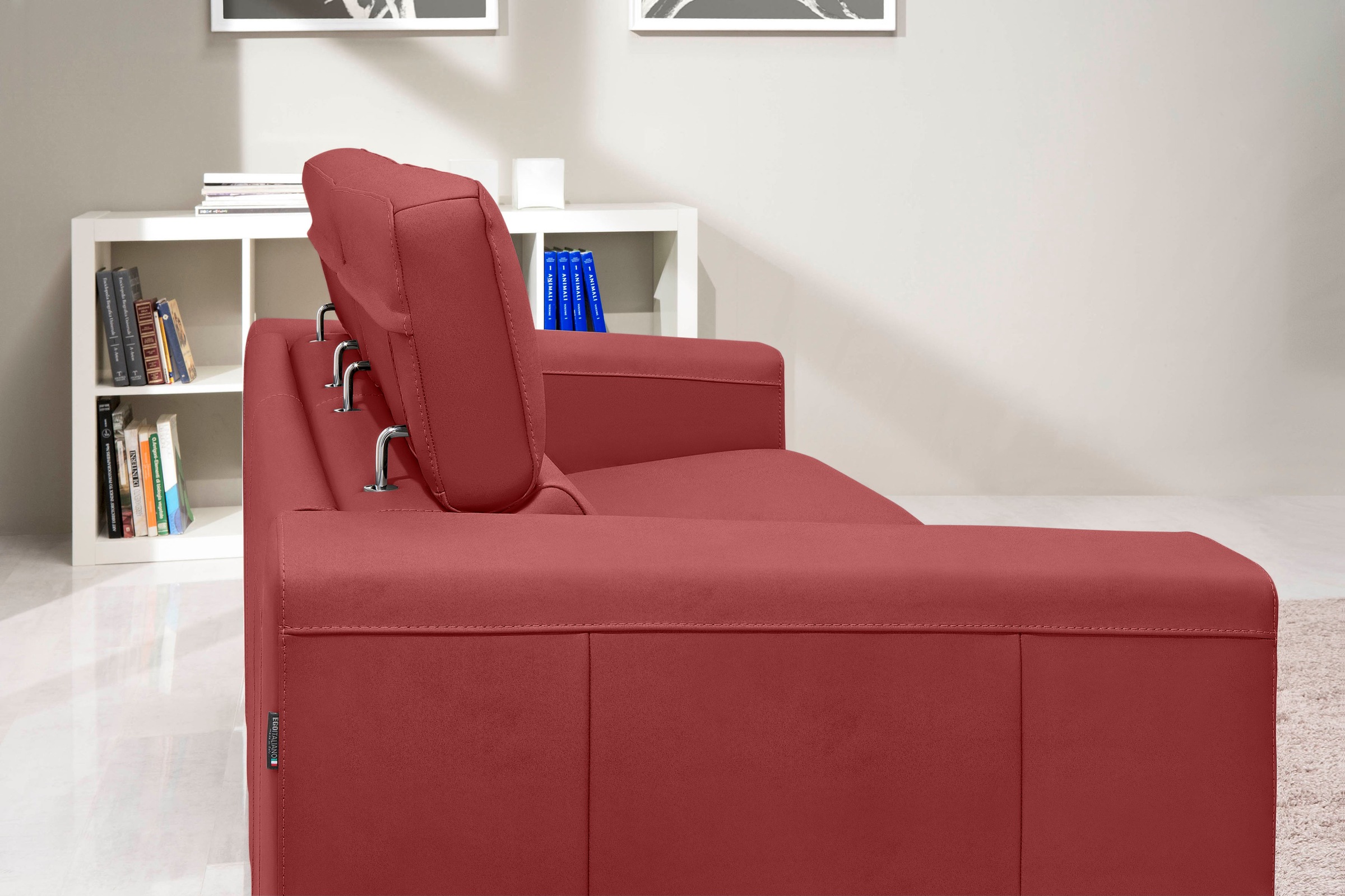 Egoitaliano Schlafsofa »Cabiria, Design und super Sitz- und Liegekomfort«, Sofa inkl. Schlaffunktion, Kopfteile verstellbar, mit Metallfüßen