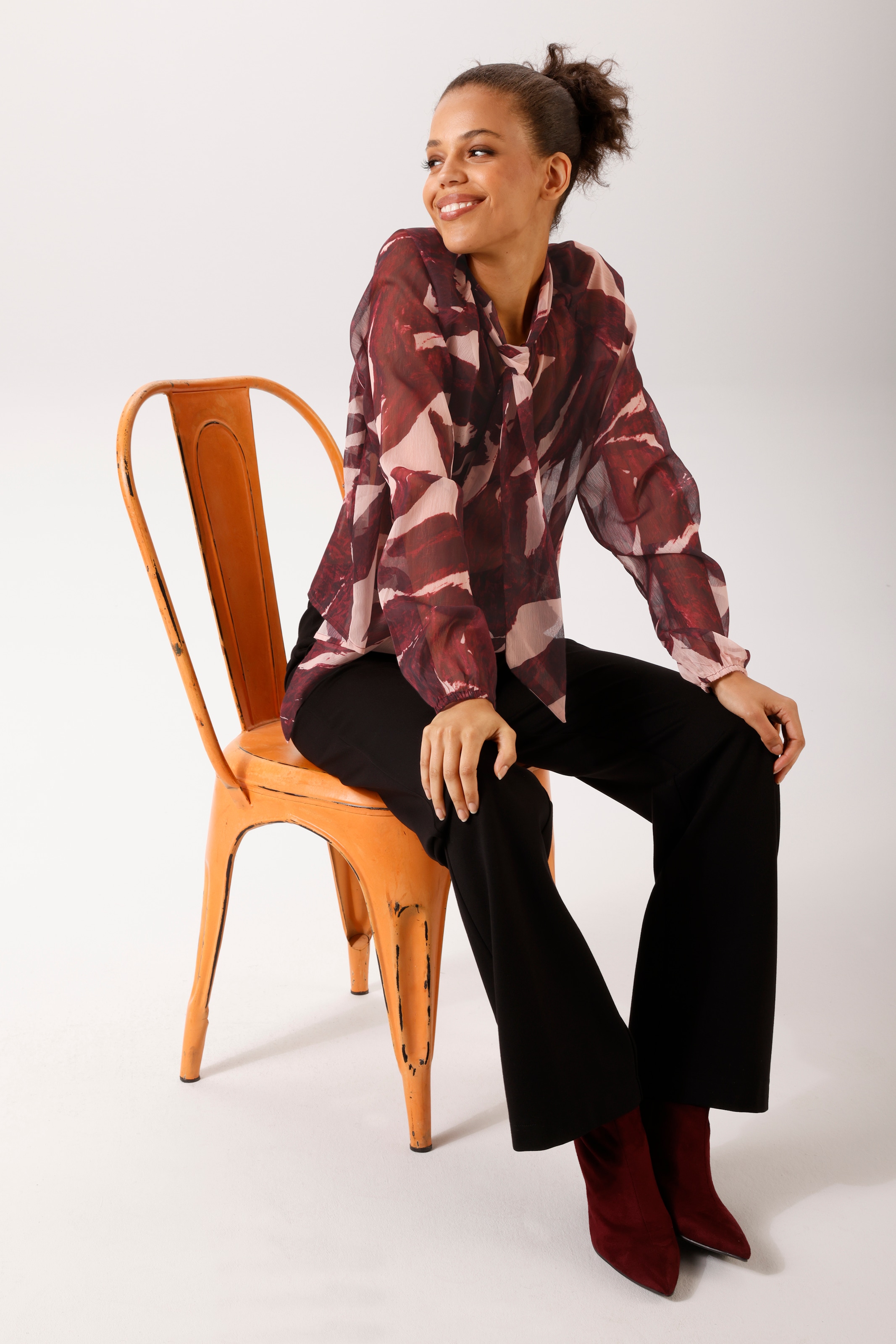 Aniston CASUAL Schlupfbluse mit trendfarbenem, grafischen Muster - NEUE KOLLEKTION