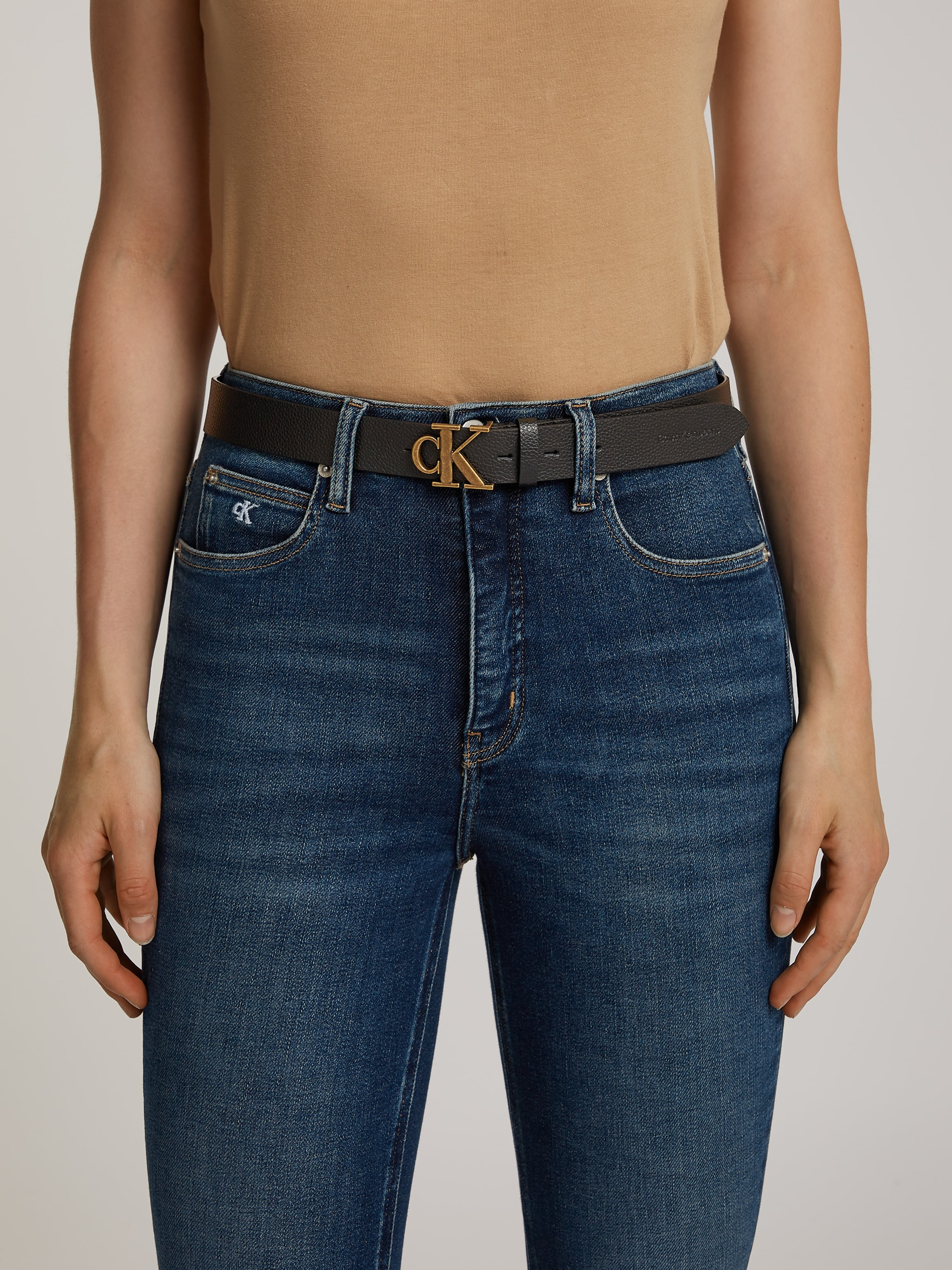 Calvin Klein Jeans Ledergürtel »ROUND MONO PLAQUE LTHR BELT 30MM«, mit Calvin Klein Jeans Markenlabel als Schließe