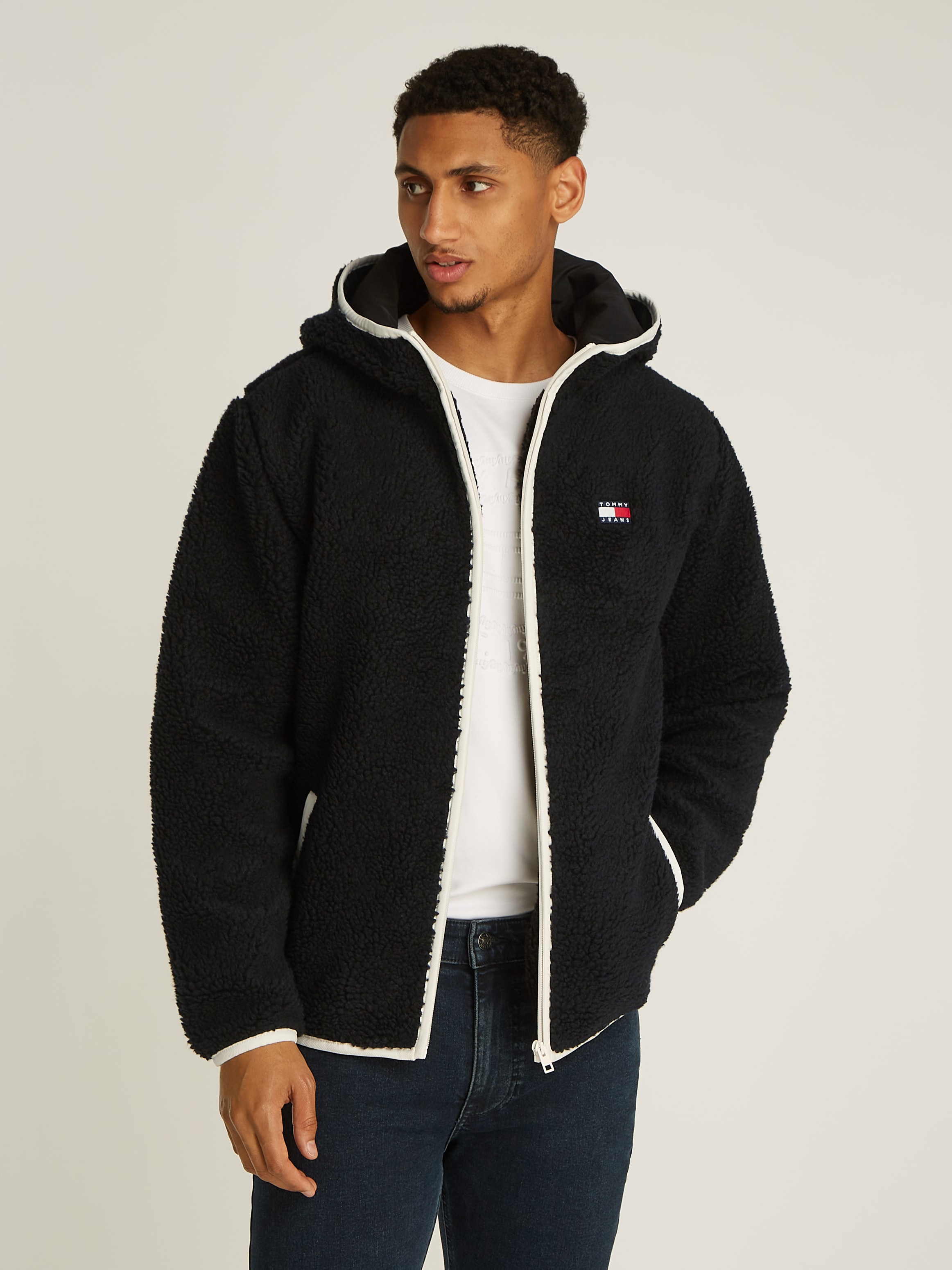 Tommy Jeans Plüschjacke »TJM REG BADGE TEDDY ZIP TRU EXT«, mit Kapuze, Freizeitjacke, Übergangsjacke, Teddyjacke mit Logopatch