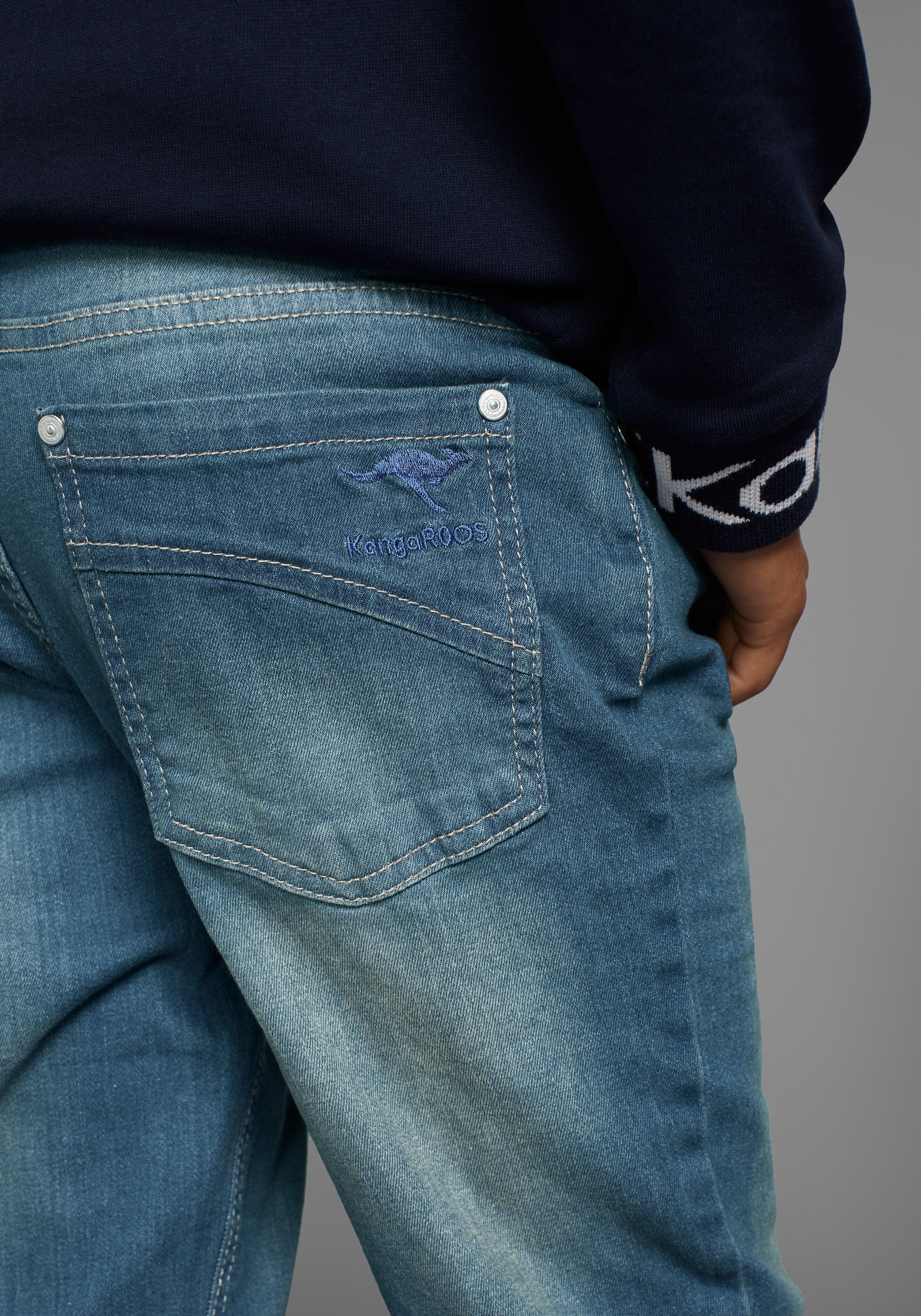 KangaROOS Stretch-Jeans », regular fit mit geradem Beinverlauf«, mit Logo-Stickerei hinten