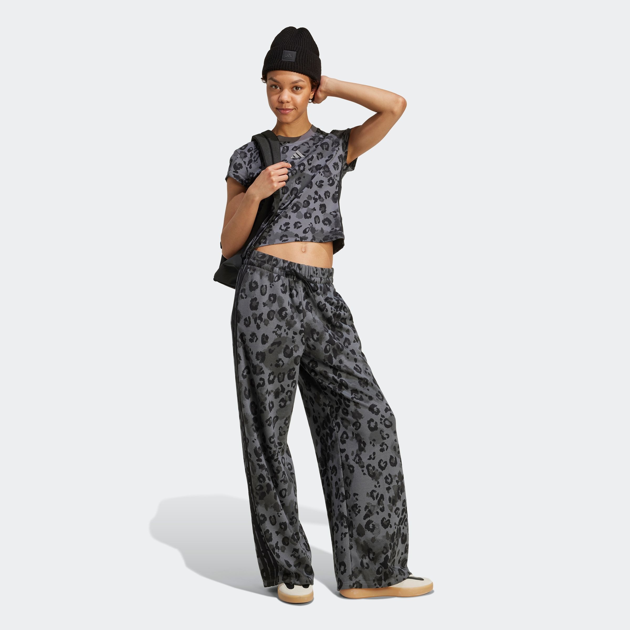 adidas Sportswear Sporthose »W AOP FT PT«, (1 tlg.), Locker geschnitten mit weitem Bein, Tierprint-Details