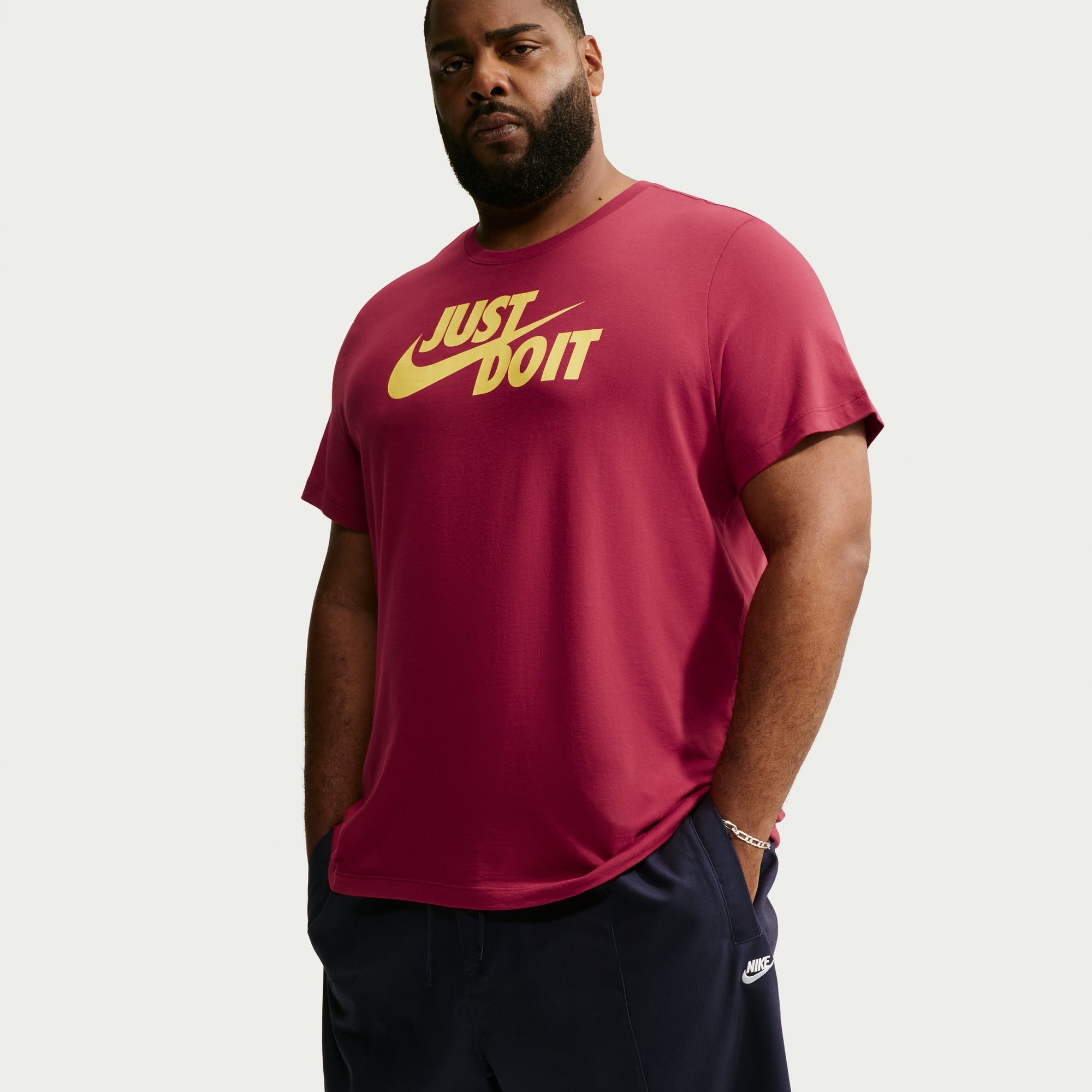 Nike Sportswear T-Shirt »M NSW TEE JUST DO IT SWOOSH« mit Logodruck auf der Brust, Kurzarm-Design, aus Jersey-Material