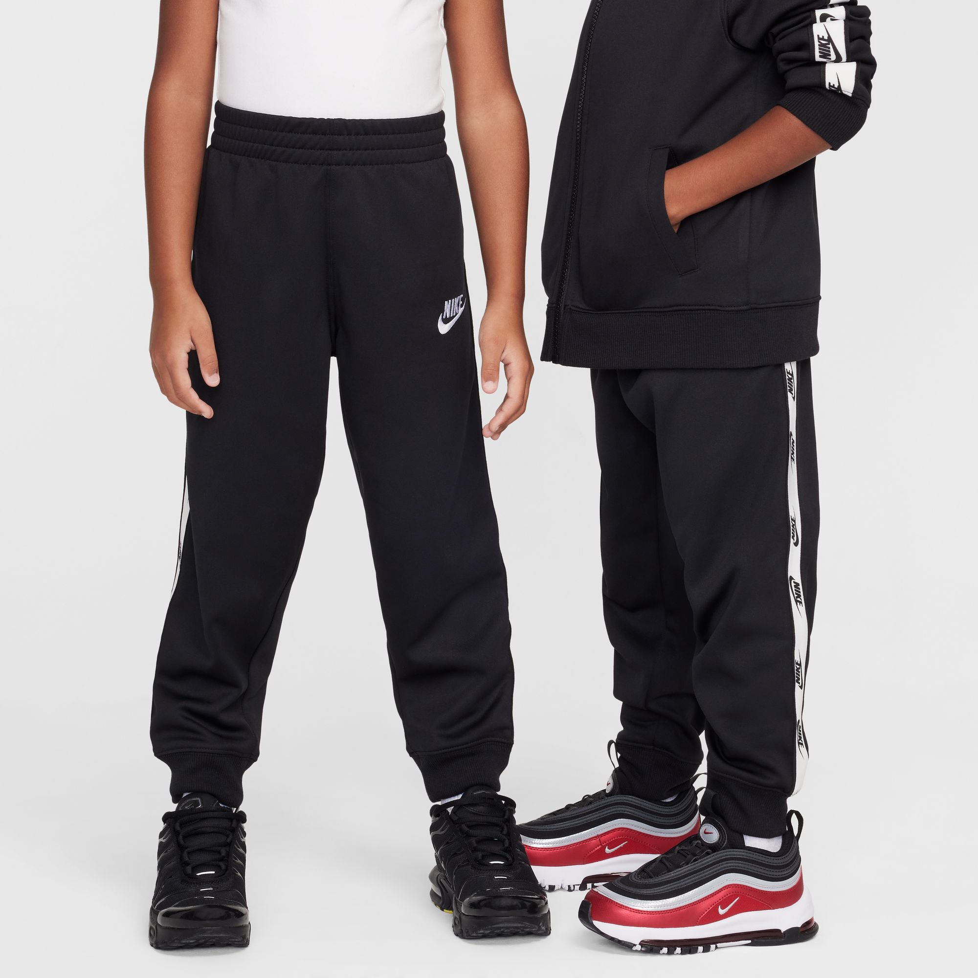 Nike Sportswear Trainingsanzug »NKN FULL ZIP SET WITH LOGO TAP« 2 tlg. für Kinder, sportlicher Stil