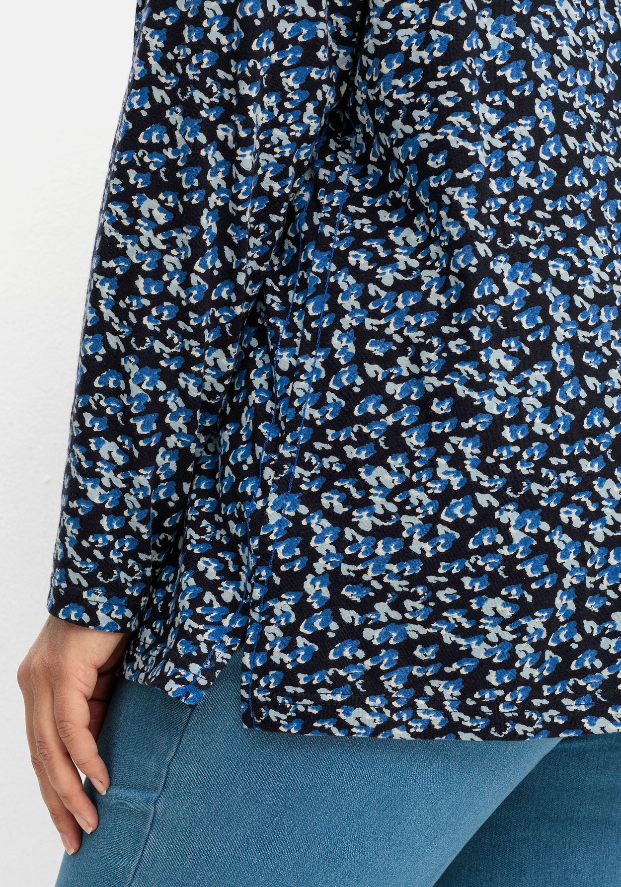 Sheego Rundhalsshirt »Langarmshirt mit V-Schlitz und floralem Minimalprint«, mit V-Schlitz und floralem Minimalprint