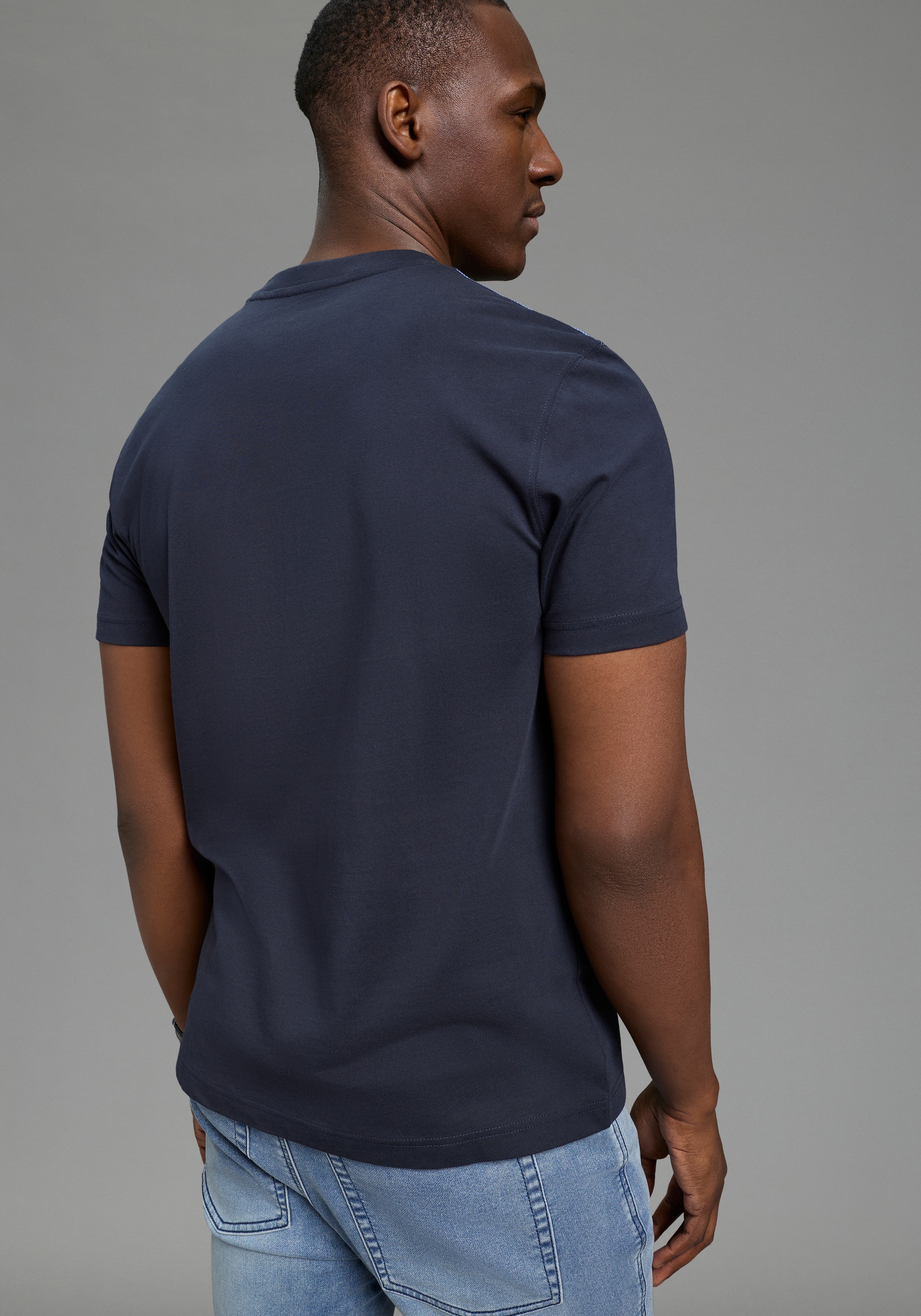 DELMAO Rundhalsshirt »Neue Kollektion!« casual Stil, kurzarm, normale Passform, mit Rundhalsausschnitt