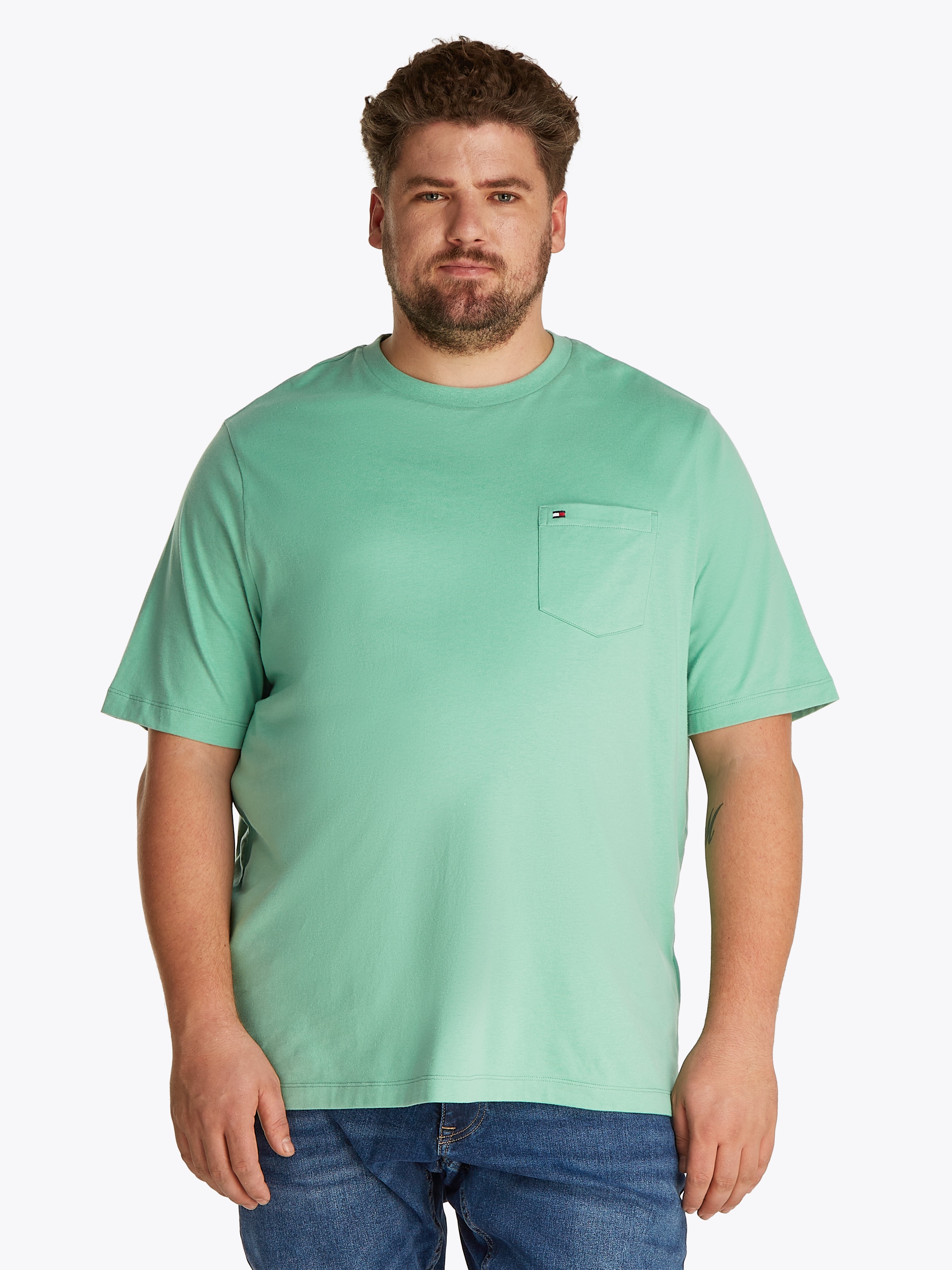 TOMMY HILFIGER Big & Tall Rundhalsshirt »BT-ESSENTIAL SOLID POCKET TEE-B«, in Große Größen, Logostickerei