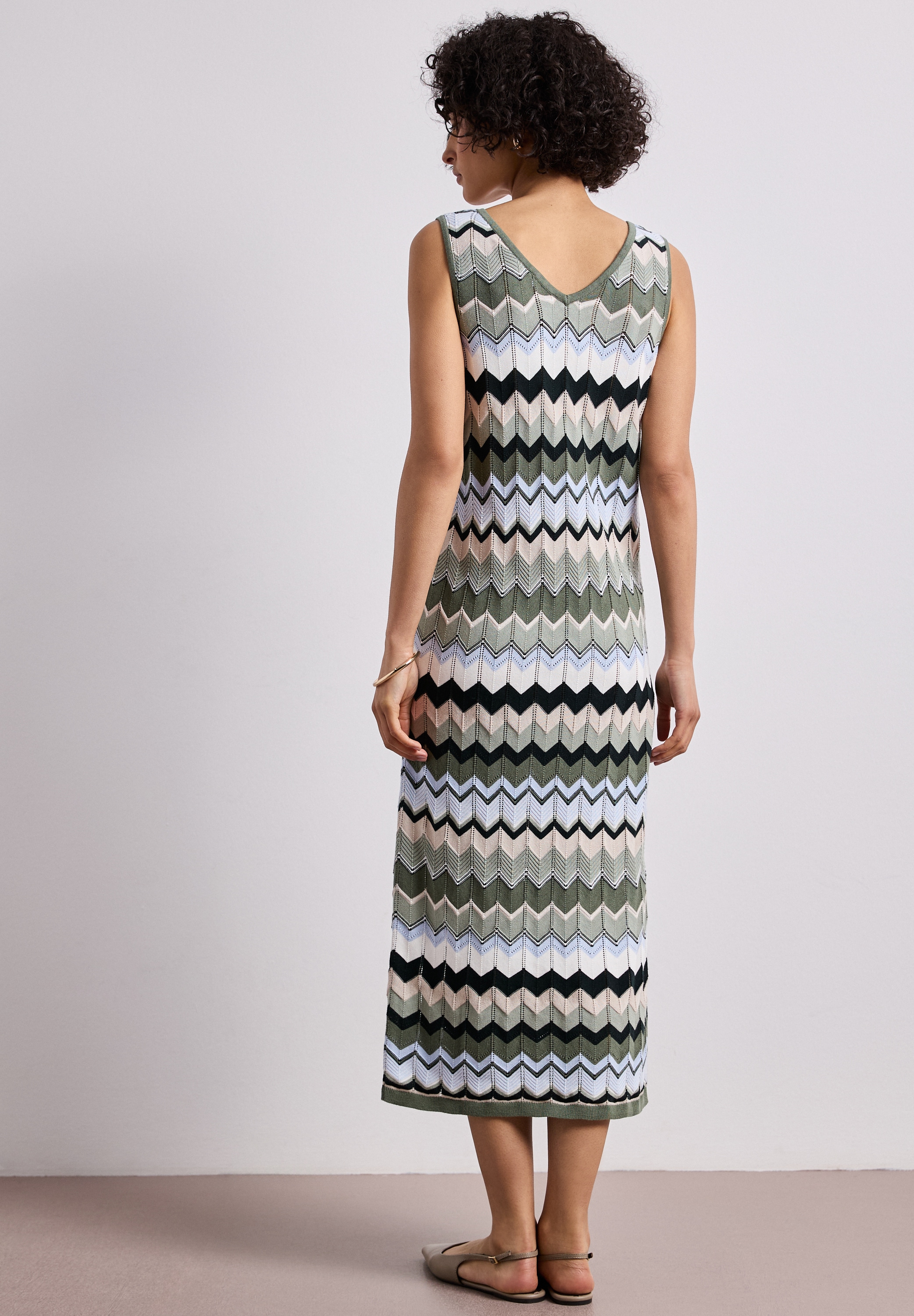 STREET ONE Strickkleid mehrfarbiges Zick-Zack-Muster, ärmellos körpernah geschnitten