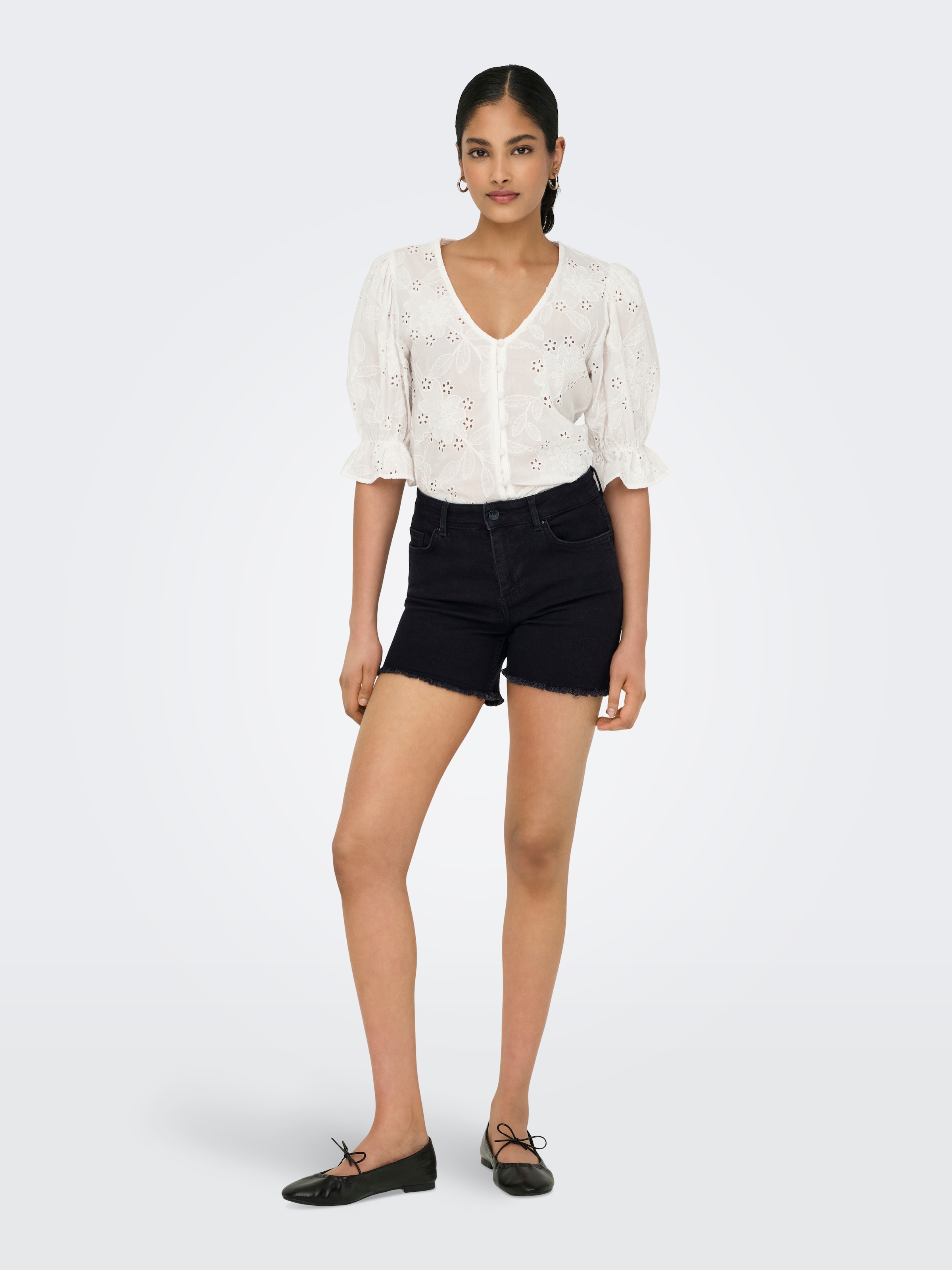 ONLY Jeansshorts »ONLLAURA MID WAIST SHORT RW BOX« mit ausgefranstem Saum