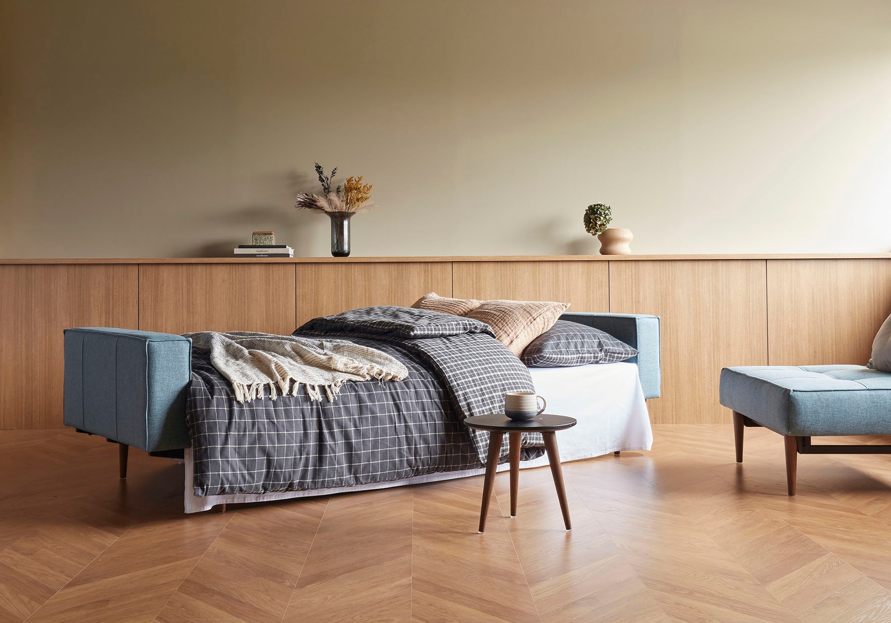 INNOVATION LIVING ™ kaufen und dunklen Sofa Styletto in Armlehne online »Splitback«, mit Beinen, skandinavischen Design