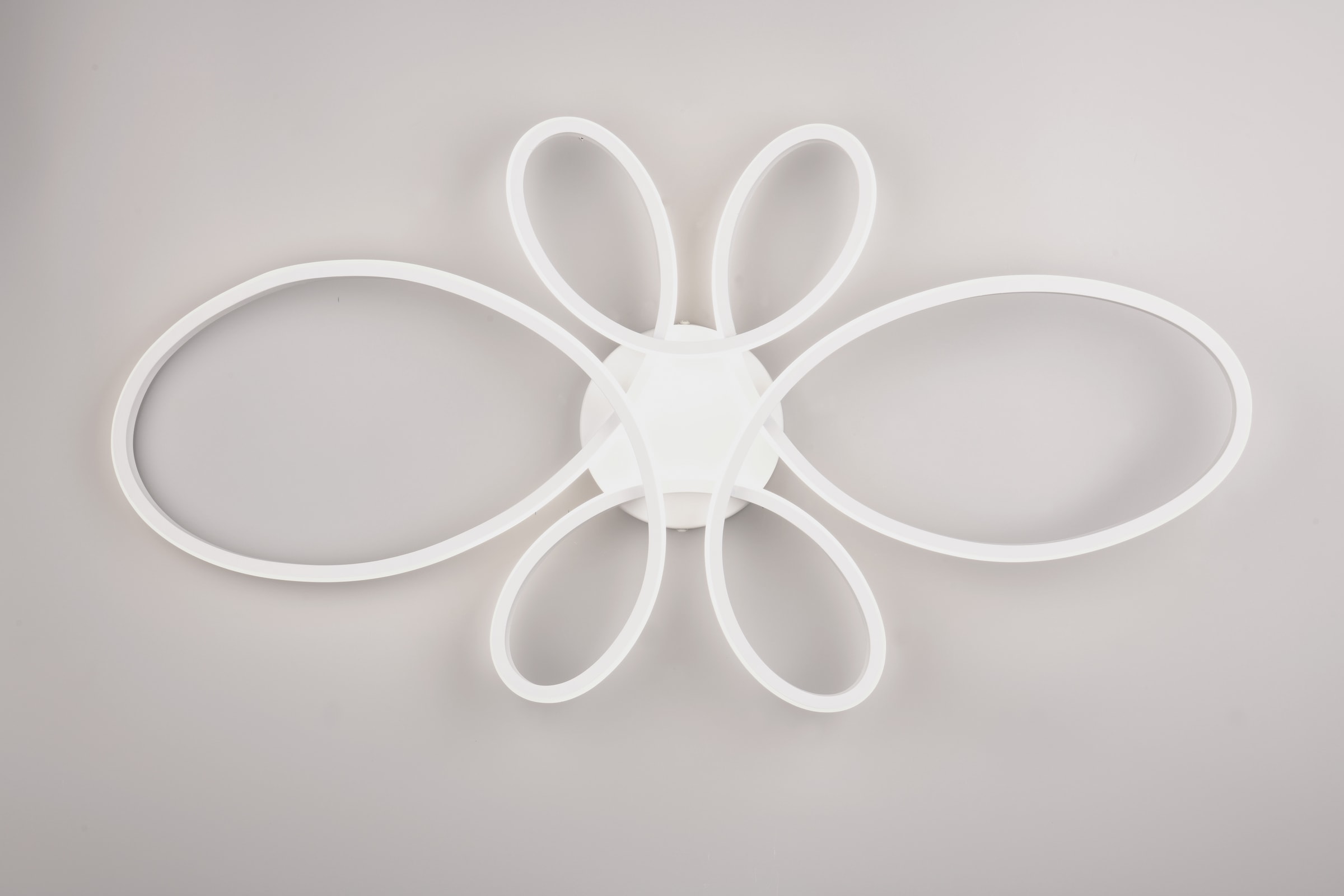 TRIO Leuchten LED Deckenleuchte »FLY, Deckenlampe LED 32W 3900 Lumen kaltweiß 4000K 3-Stufen dimmbar« LED-Board 1 Stk. Kaltweiß Maße 83x45 cm, LED Band Schleife Deckenlampe Schlafzimmer Wohnzimmer