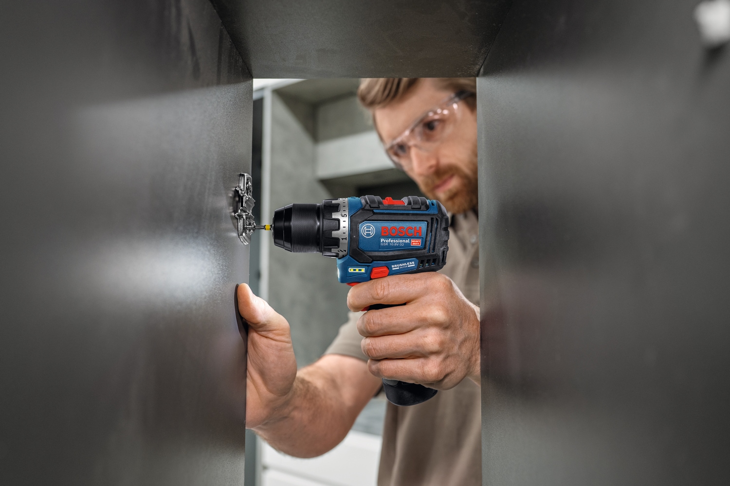 Bosch Professional Akku-Bohrschrauber »GSR 12V-32« Set,  inkl. 2 Akkus, Ladegerät, 40-tlg. Zubehörset und L-BOXX