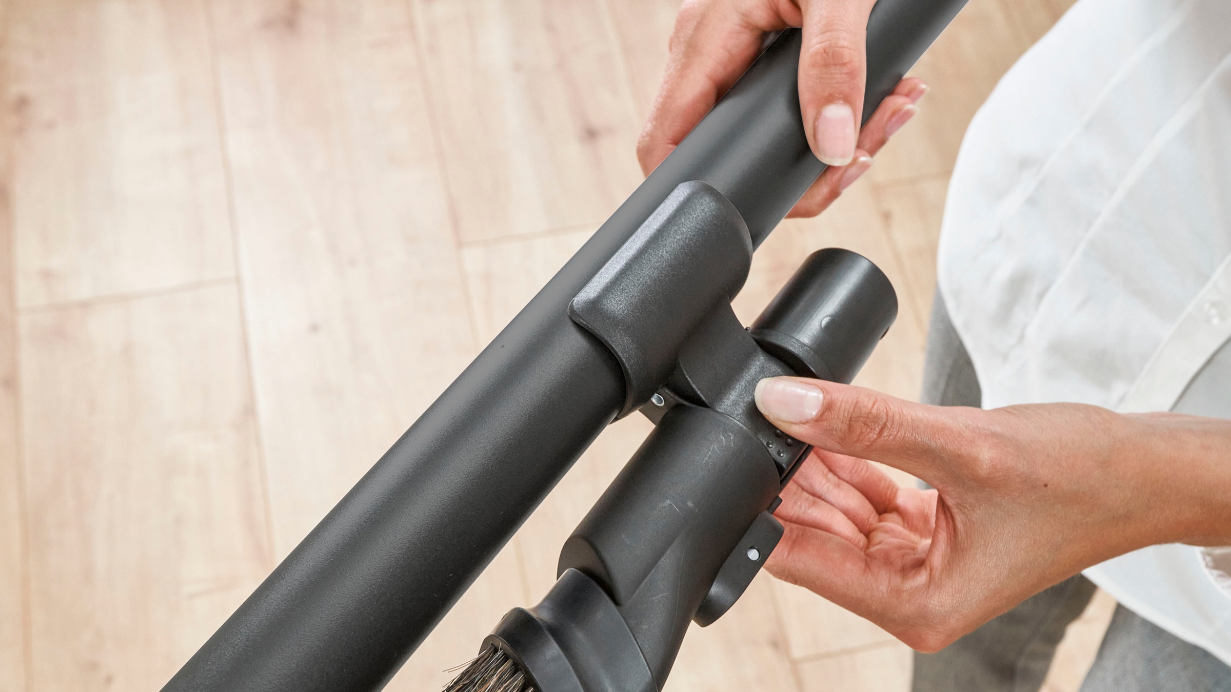 BOSCH Akku-Stielstaubsauger »Unlimited 8 Gen2 BSS825MULT, HEPA-Filtersystem, 10 Jahre Motorgarantie«, 5 Ah Akku, lange Laufzeit, Schnellladegerät, Hartboden-Softdüse, grau