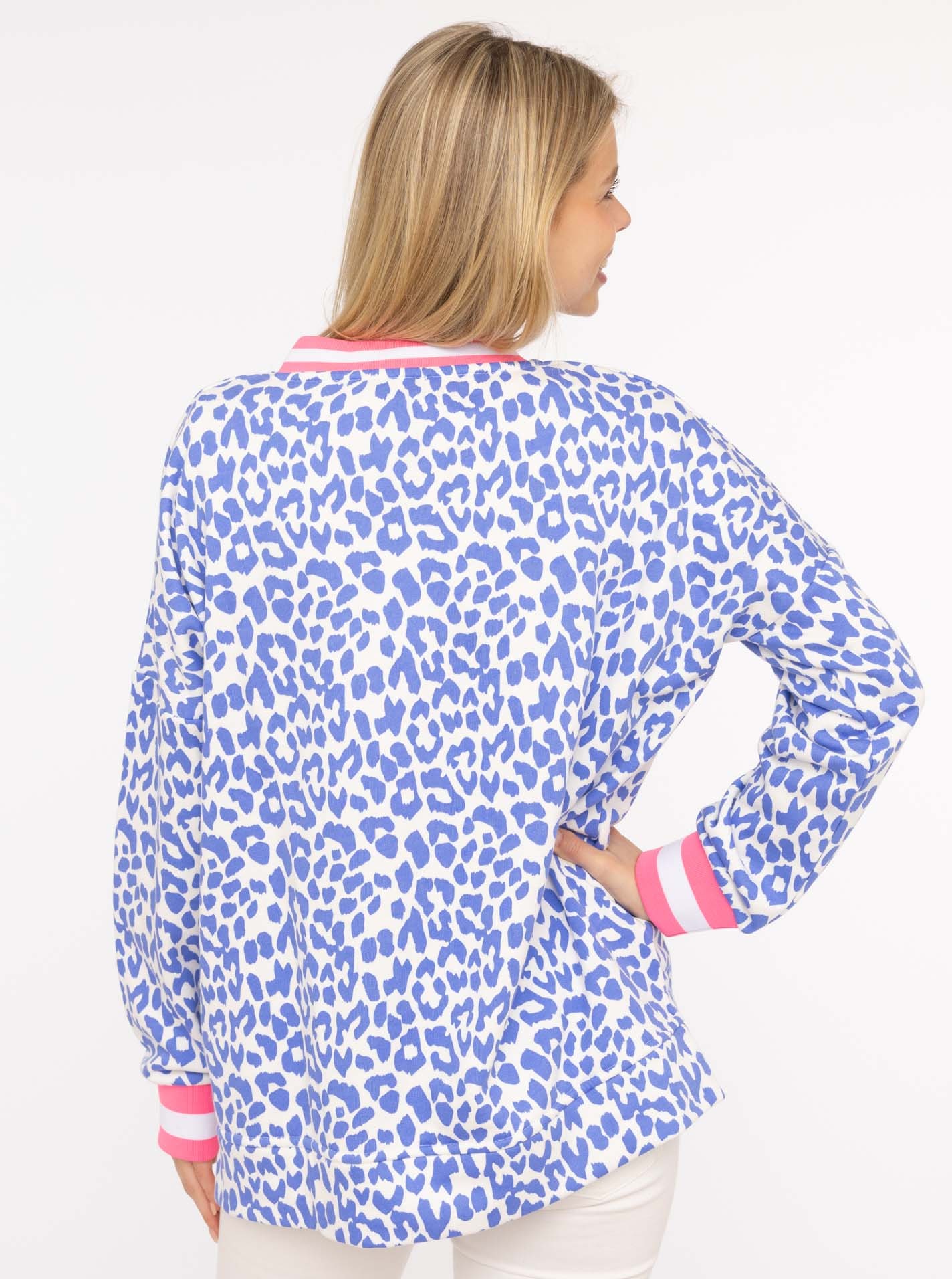 Zwillingsherz Sweatshirt »"Leo Pastell"«, mit V-Ausschnitt, gestreiften Bündchen und WILD Applikation
