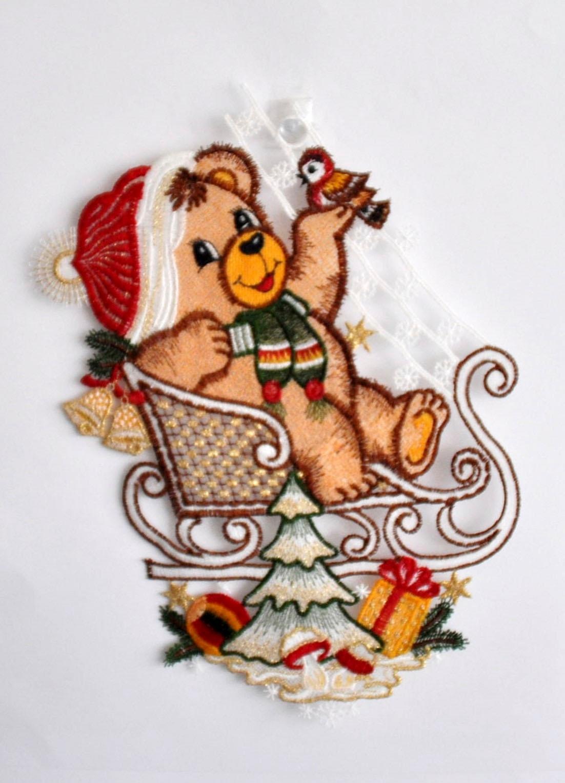 Stickereien Plauen Fensterbild »Teddy auf Schlitten« in bunt, Größe B/L: 21 cm x 30 cm